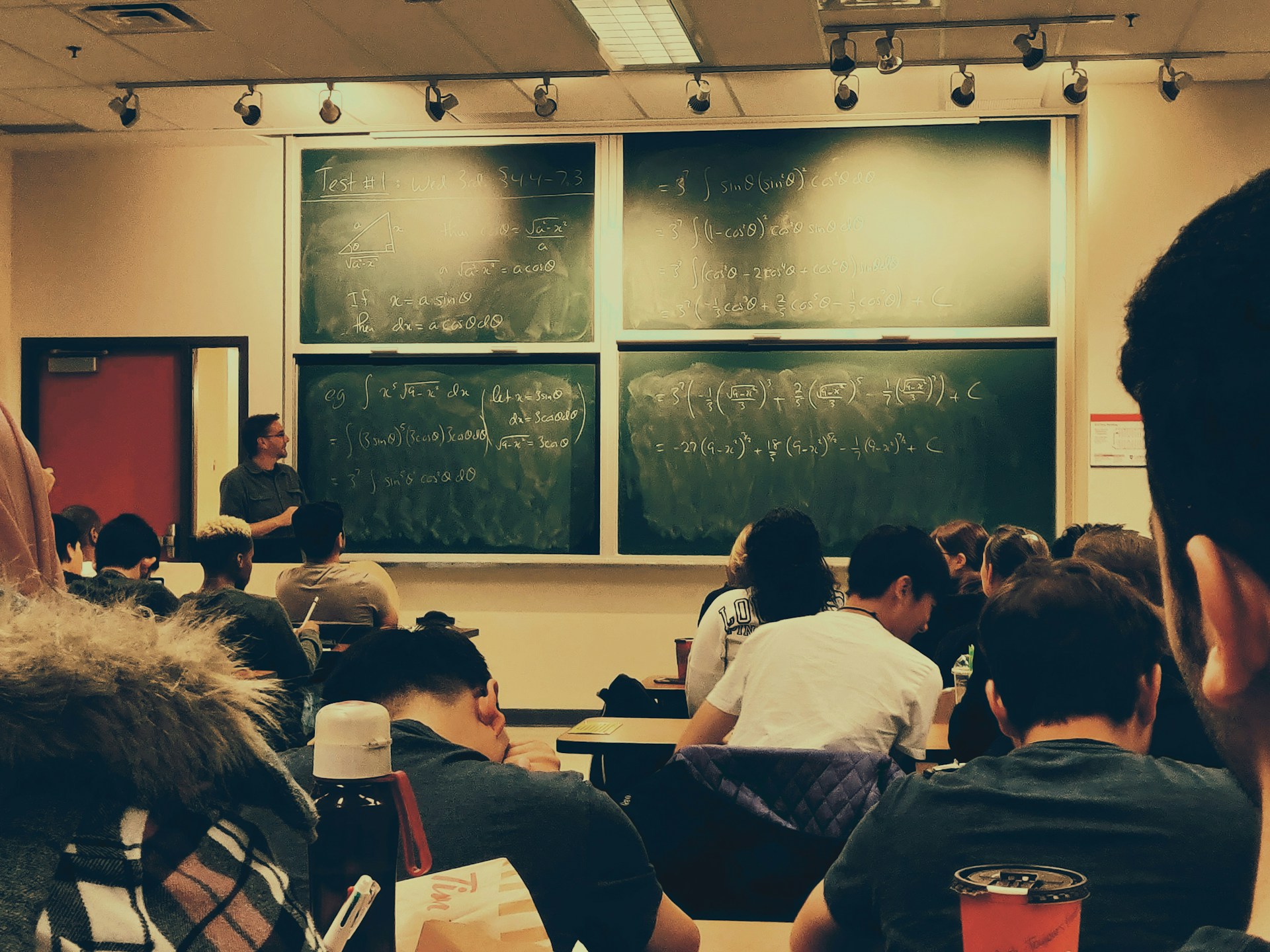 Estudiantes universitarios asistiendo a una clase | Fuente: Unsplash
