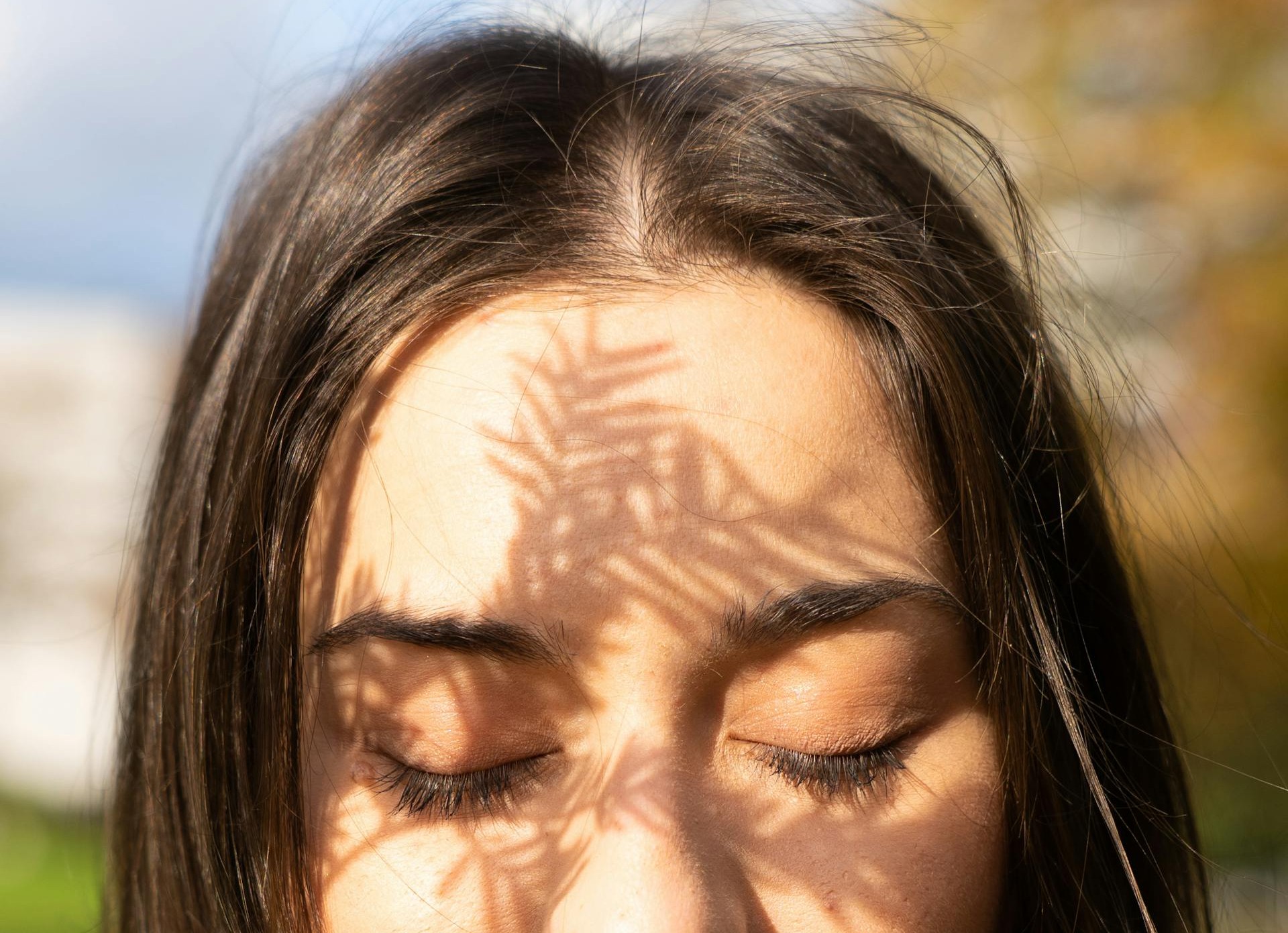 Una mujer con los ojos cerrados | Fuente: Pexels