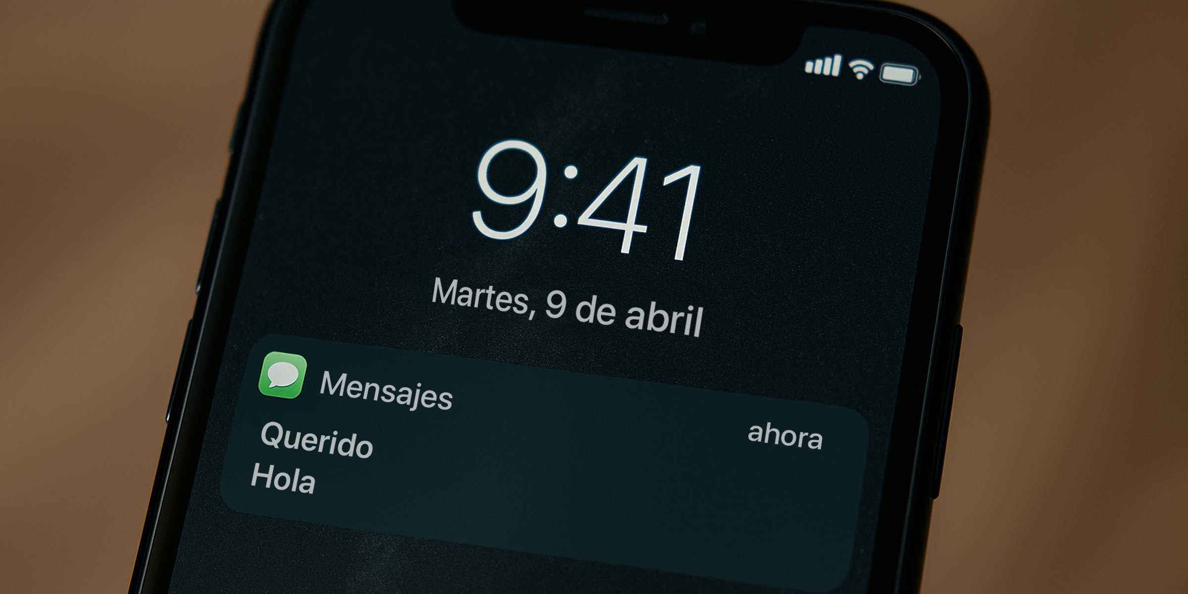 Una pantalla bloqueada del teléfono | Fuente: Sora
