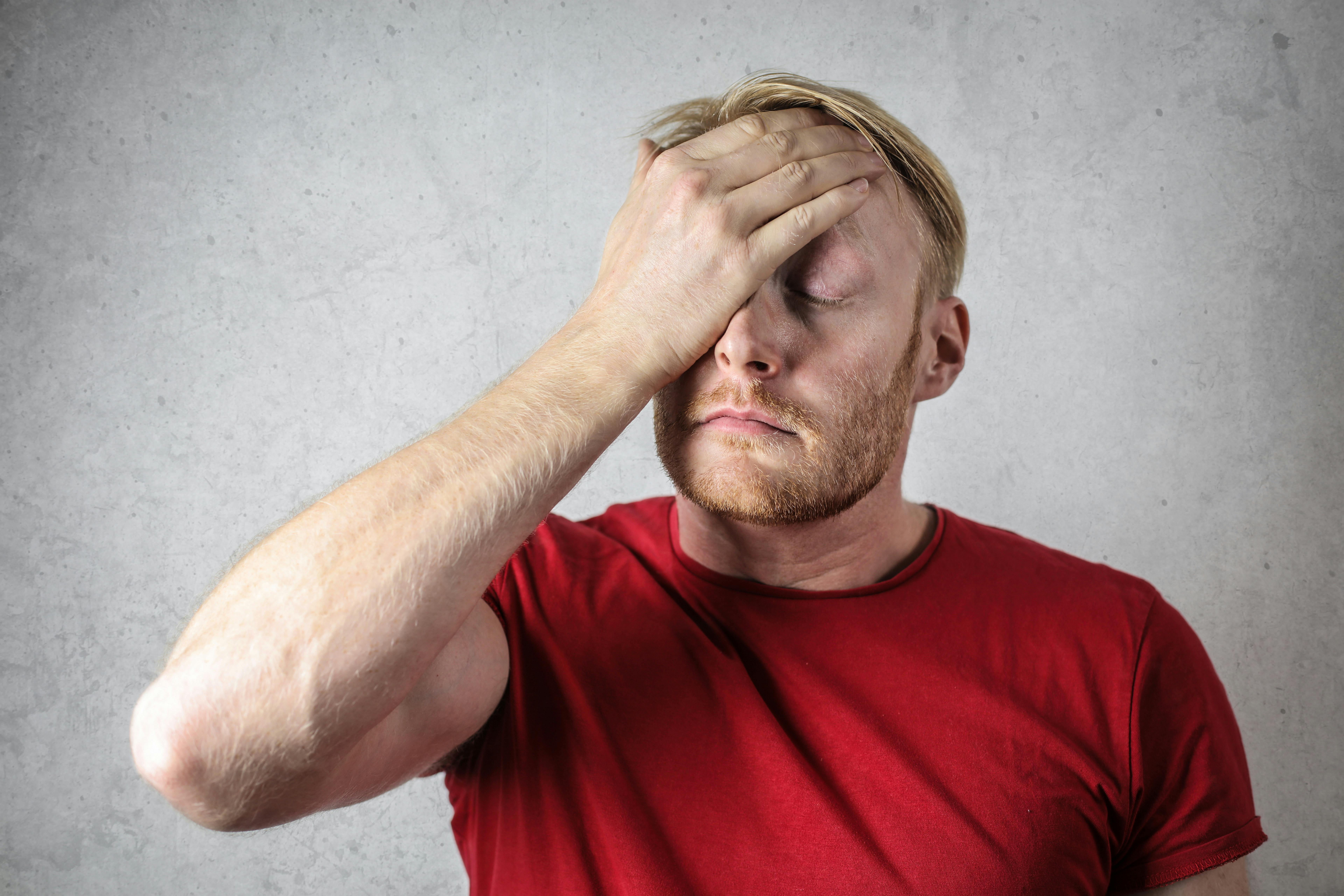 Un hombre cubriéndose la cara | Fuente: Pexels