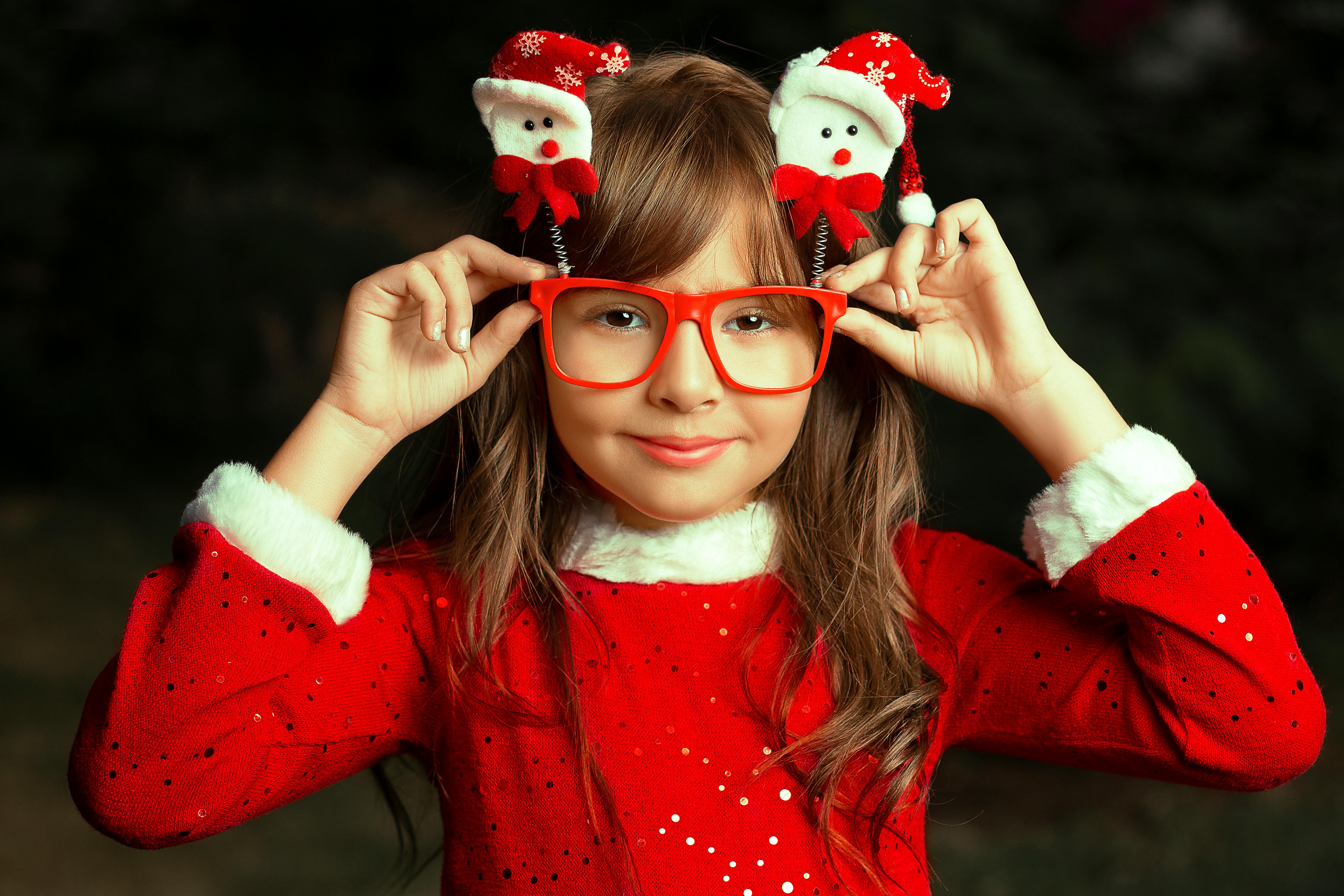 Una niña vestida de Navidad | Fuente: Pexels