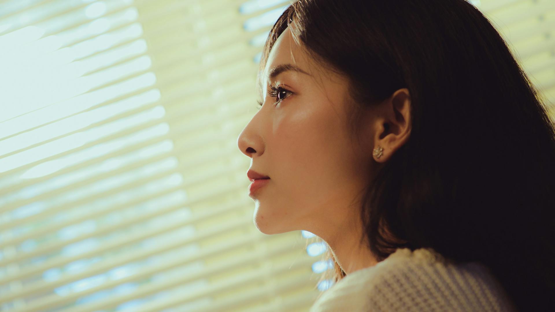 Una mujer reflexiva | Fuente: Pexels