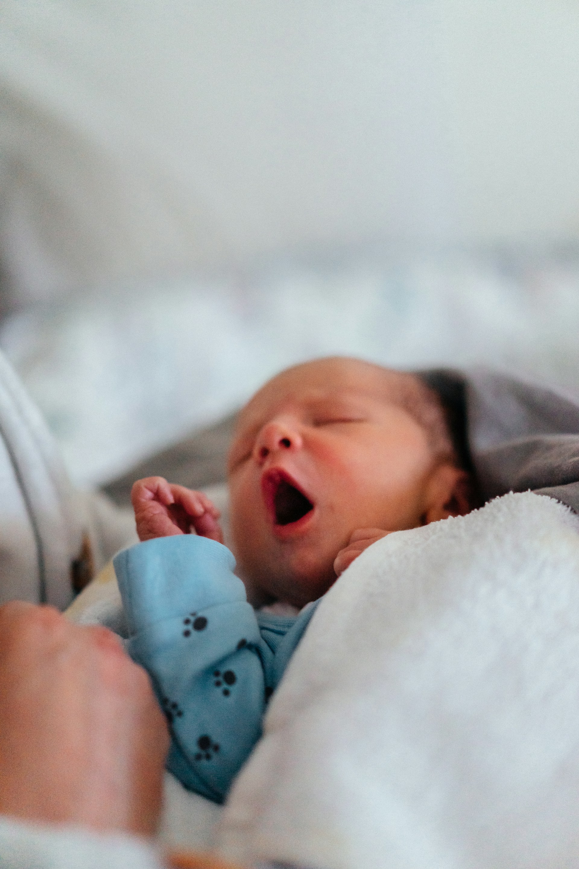 Una madre con su bebé en brazos | Fuente: Unsplash