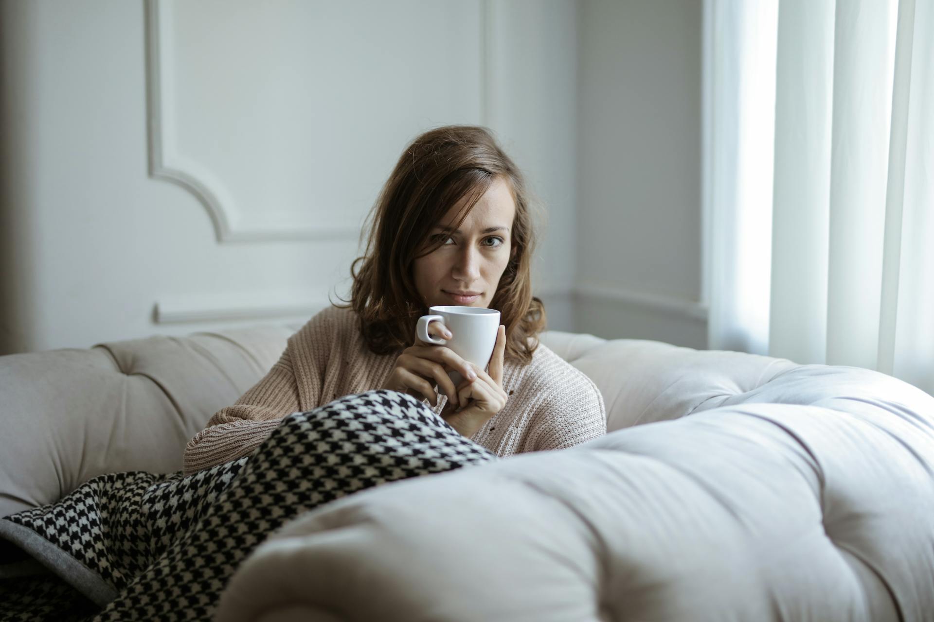 Una mujer en un sillón mirando a alguien | Fuente: Pexels