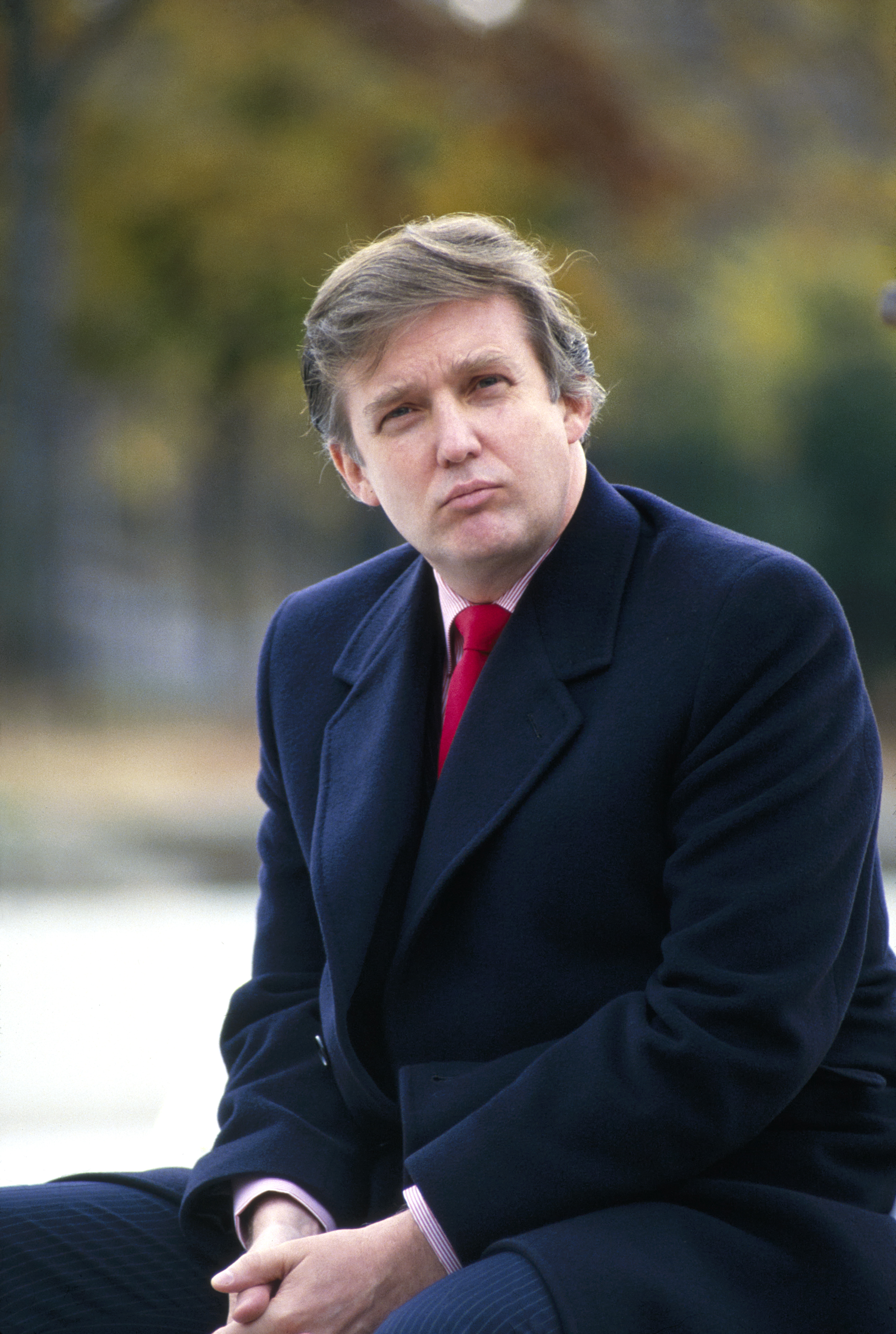 Donald Trump luce su pelo oscuro con un peinado más voluminoso y peinado hacia un lado durante una sesión de fotos en Nueva York en 1985.