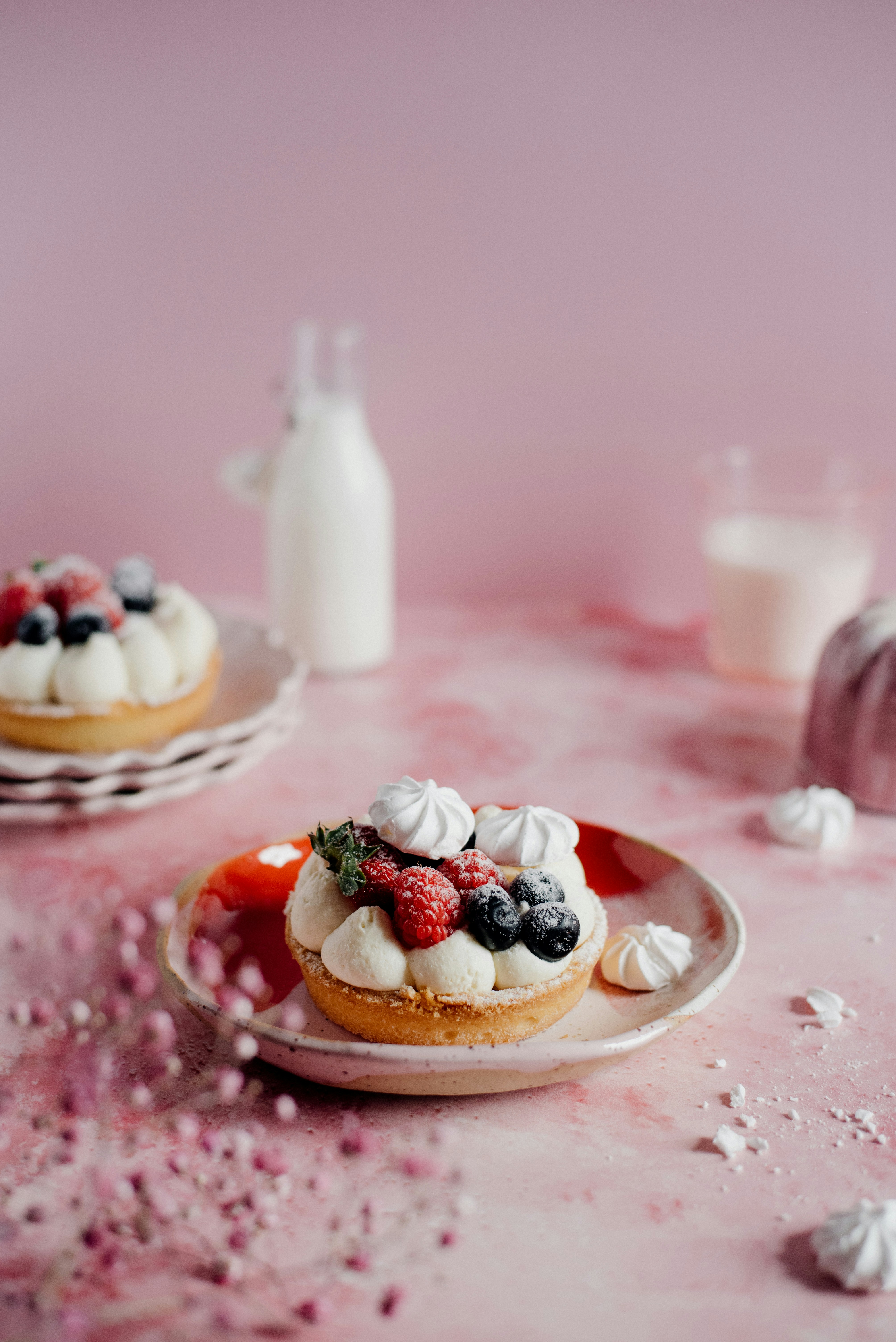 Tartas de fruta sobre una mesa | Fuente: Unsplash