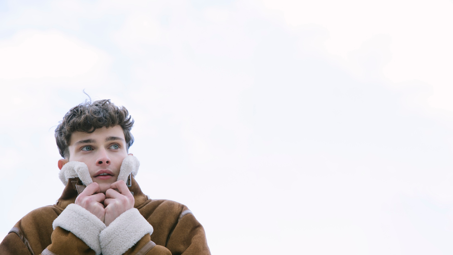 Un joven preocupado | Fuente: Freepik