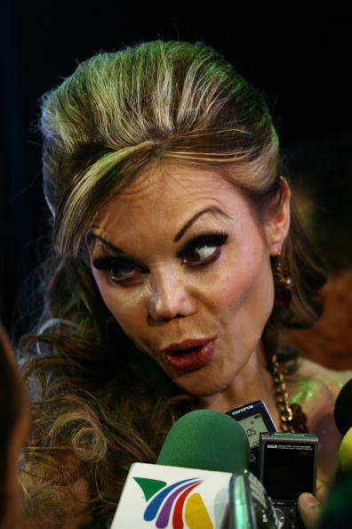 La modelo mexicana Carmen Campuzano habla con la prensa a su llegada al desfile de moda de la diseñadora mexicana Artemiza Cruz para La Vill, el 24 de marzo de 2010 en Ciudad de México, México | Fuente: Getty Images