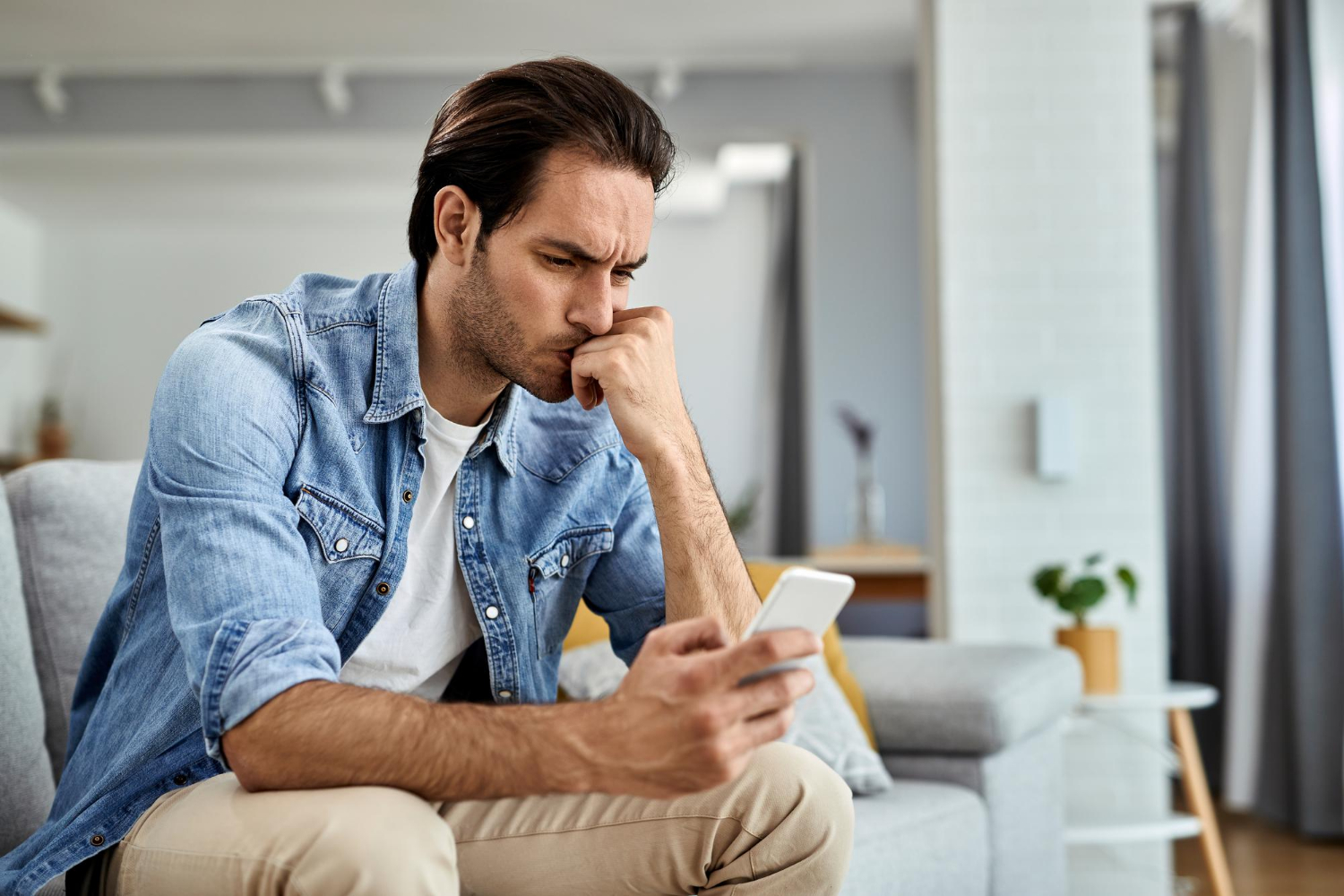 Un hombre molesto mirando su teléfono | Fuente: Freepik