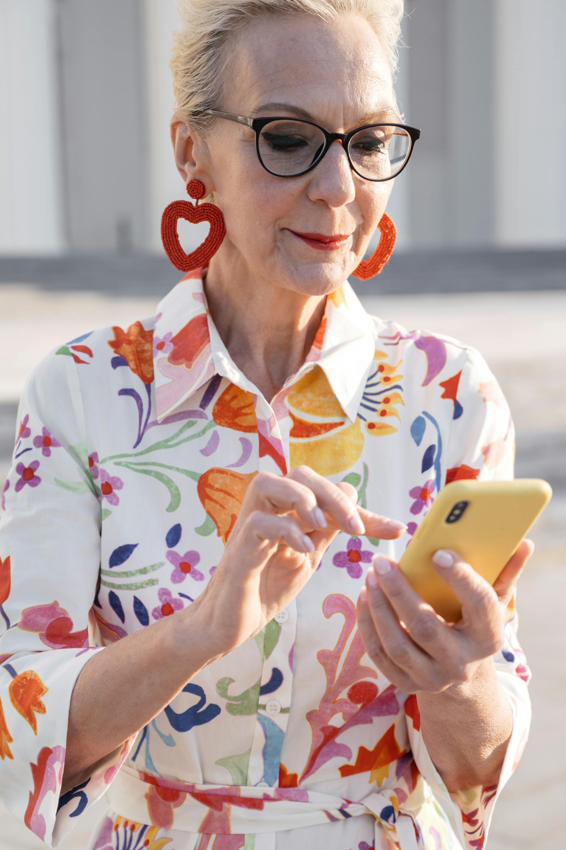 Una mujer mayor usando su teléfono | Fuente: Pexels