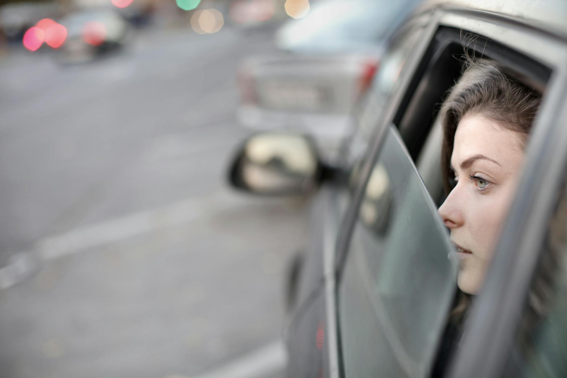 Una mujer mirando por la ventanilla del Automóvil | Fuente: Pexels