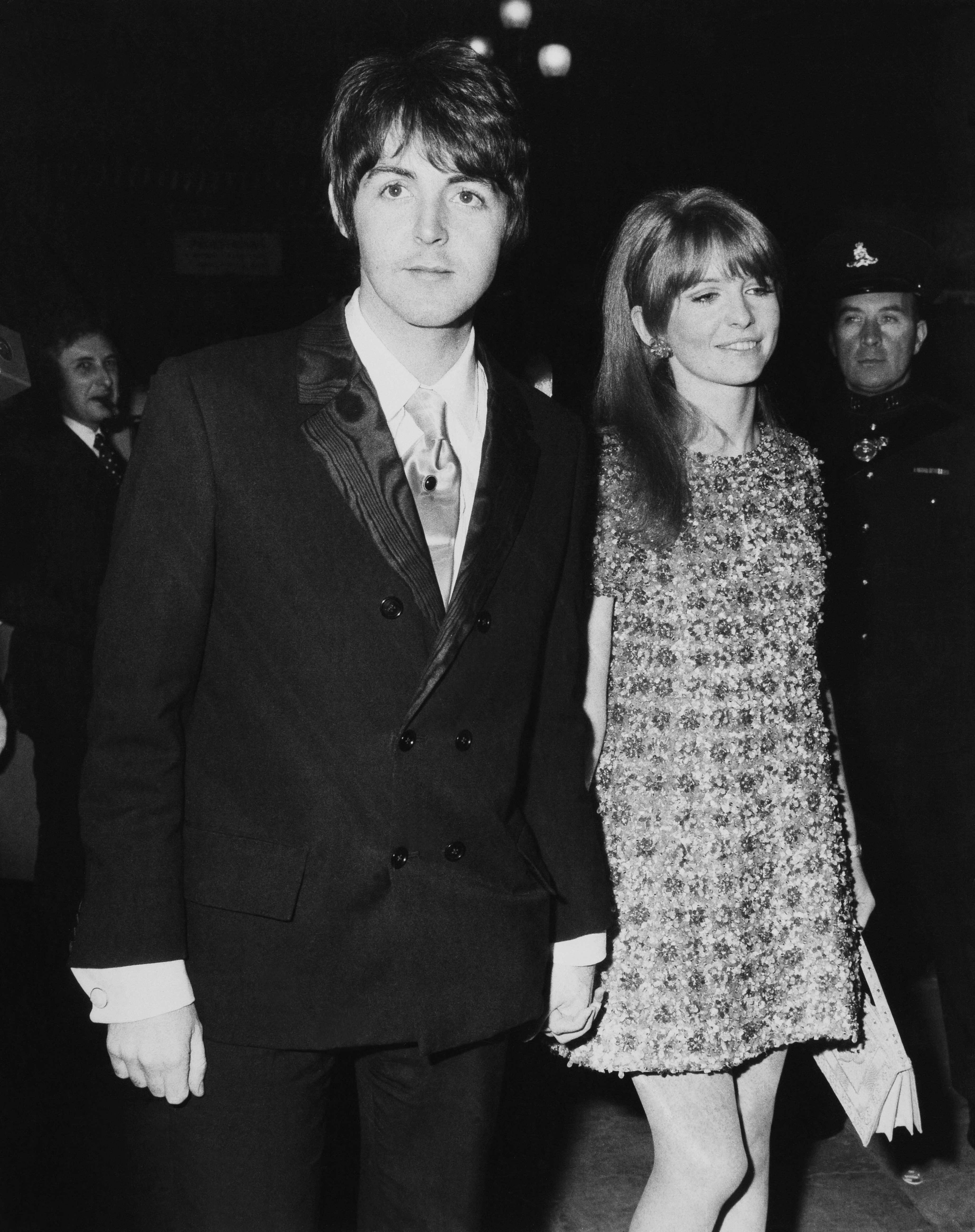 Paul McCartney y Jane Asher el 19 de septiembre de 1967, en Londres, Inglaterra | Fuente: Getty Images