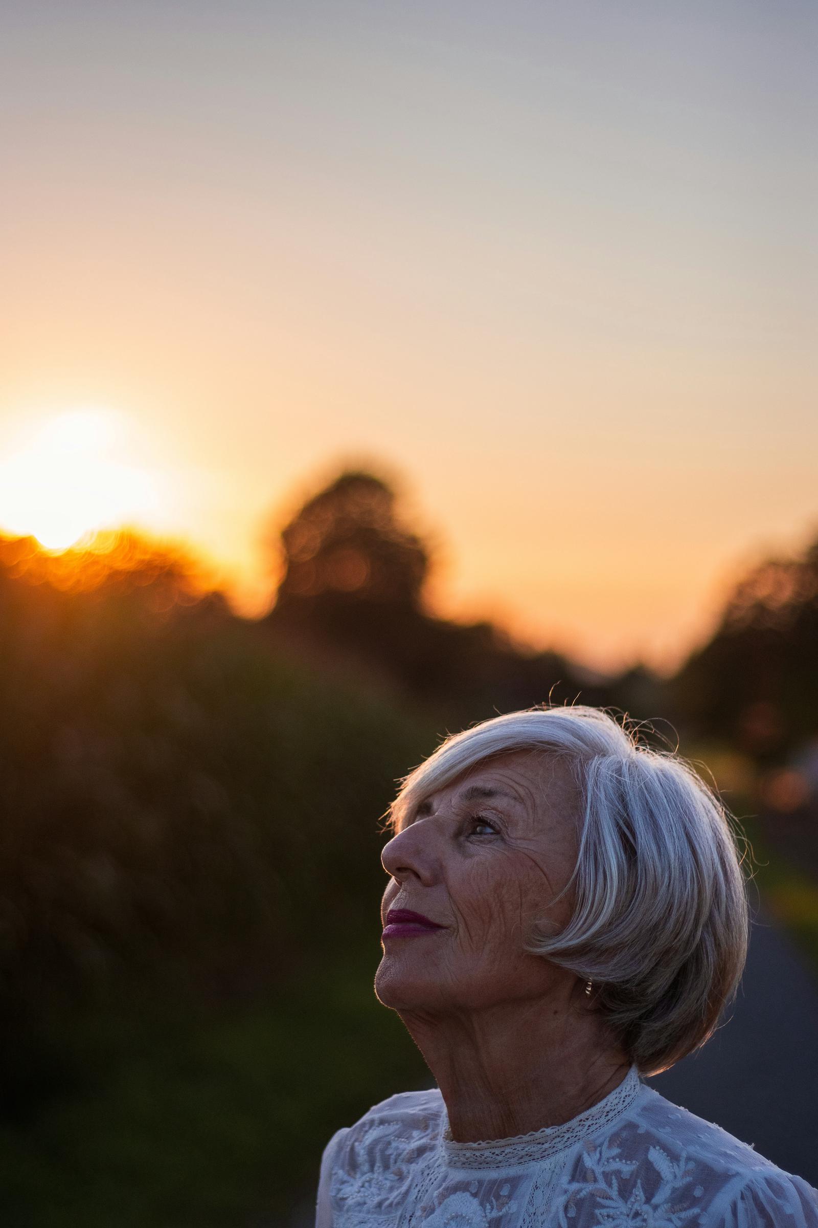 Una mujer mirando al cielo | Fuente: Unsplash
