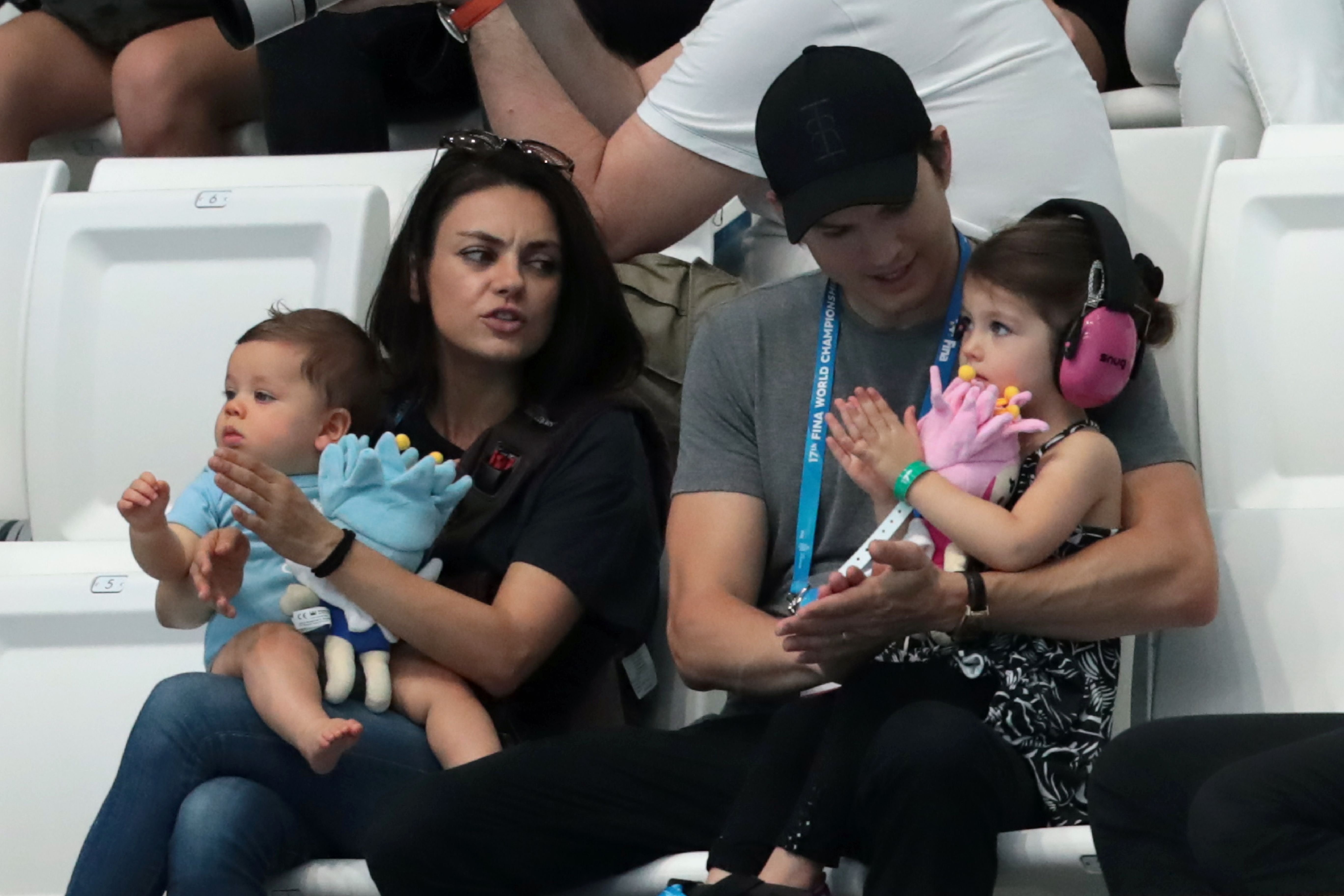 Mila Kunis y Ashton Kutcher, con sus hijos Wyatt y Dimitri, en los Campeonatos Mundiales de la FINA 2017 en Budapest, el 17 de julio de 2017 | Fuente: Getty Images