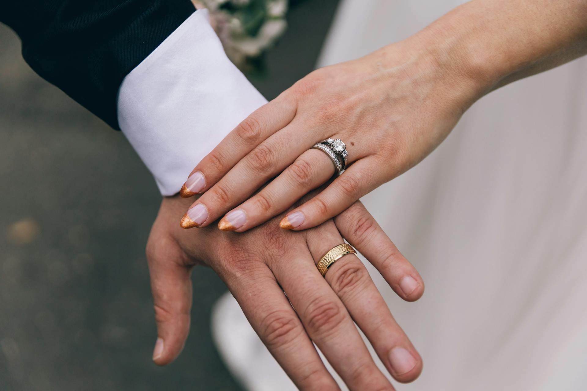 Una pareja luciendo sus anillos | Fuente: Pexels