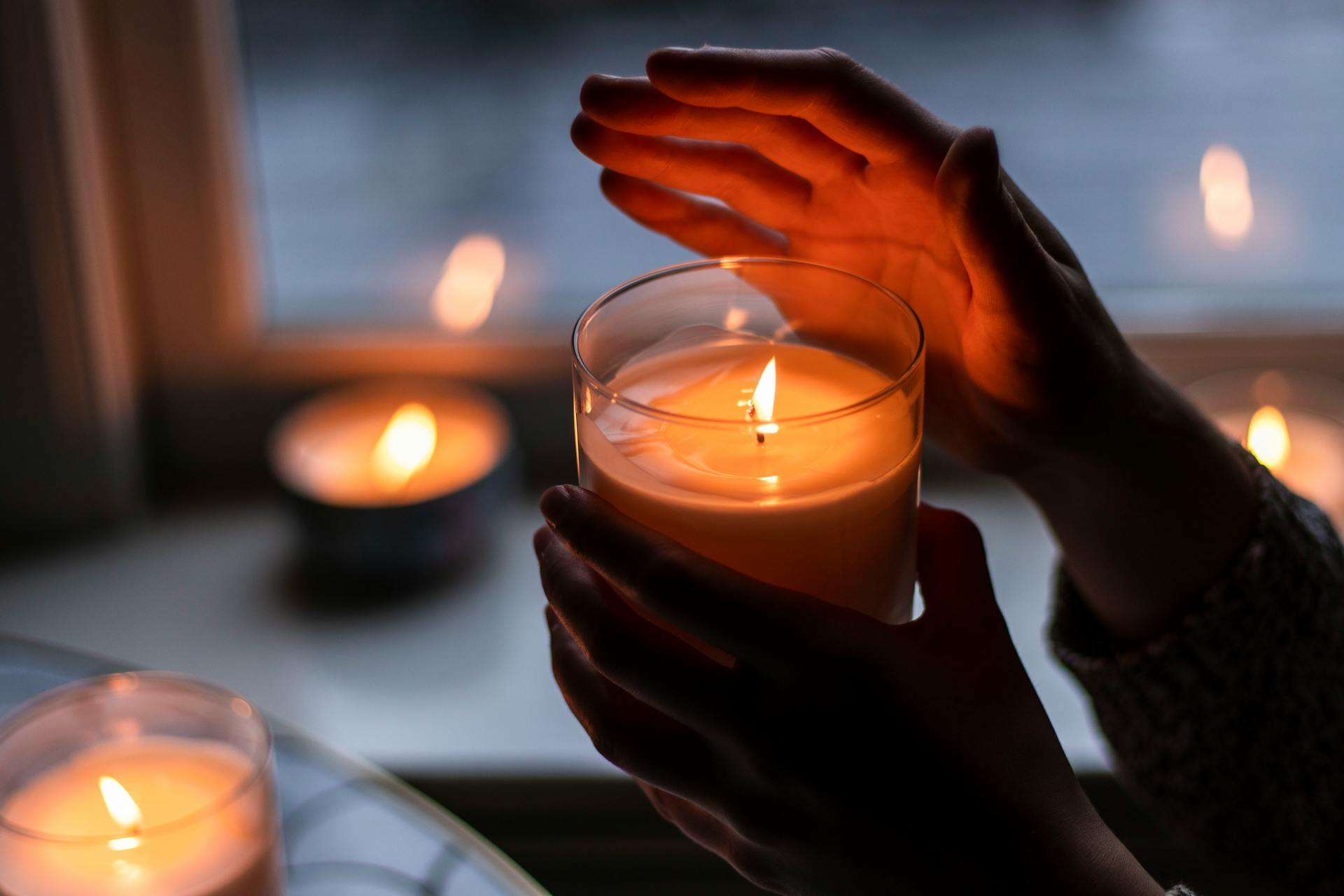Una mujer sosteniendo una vela | Fuente: Pexels