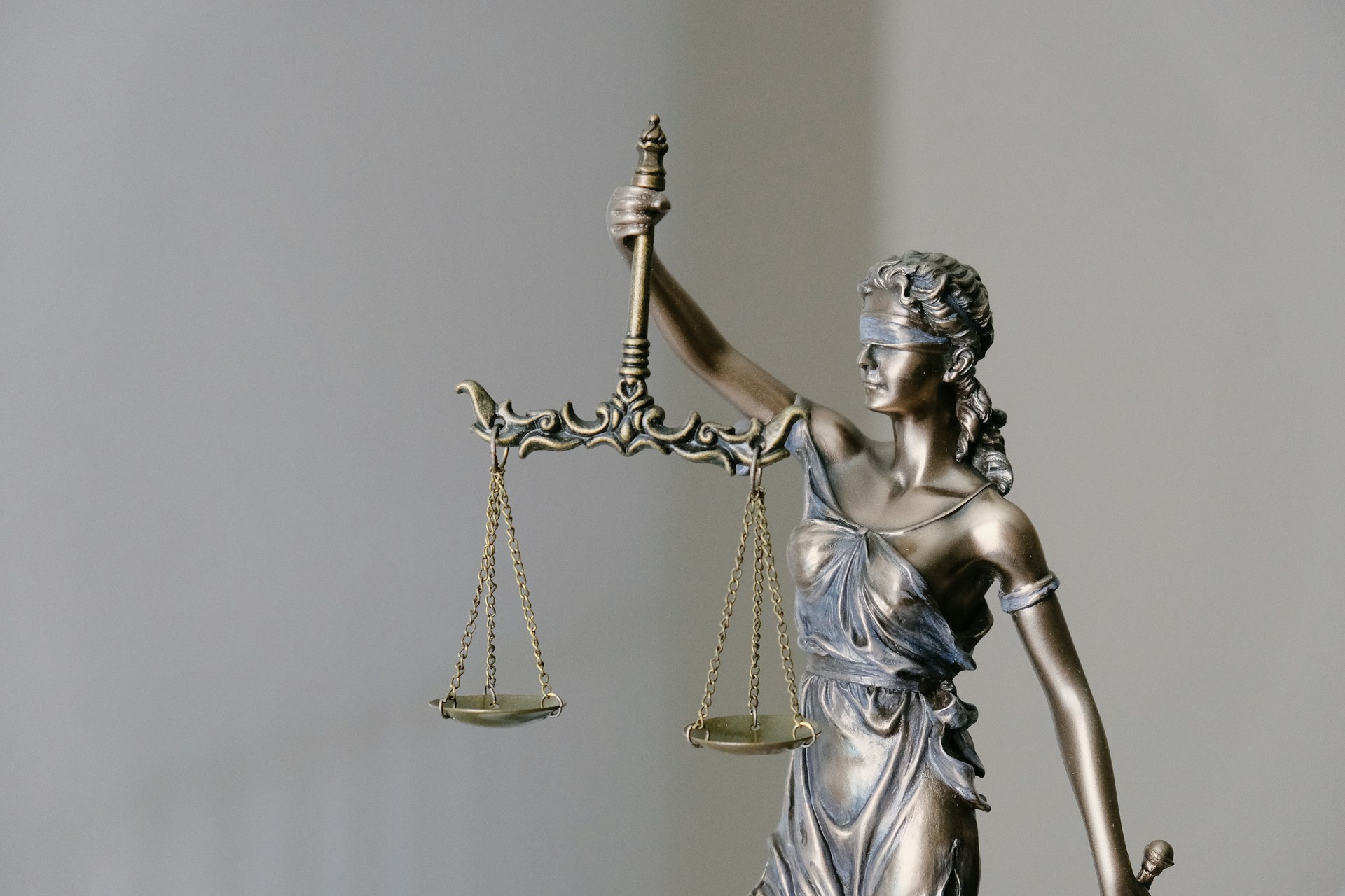 Figurilla de la Dama de la Justicia sosteniendo la balanza | Fuente: Unsplash