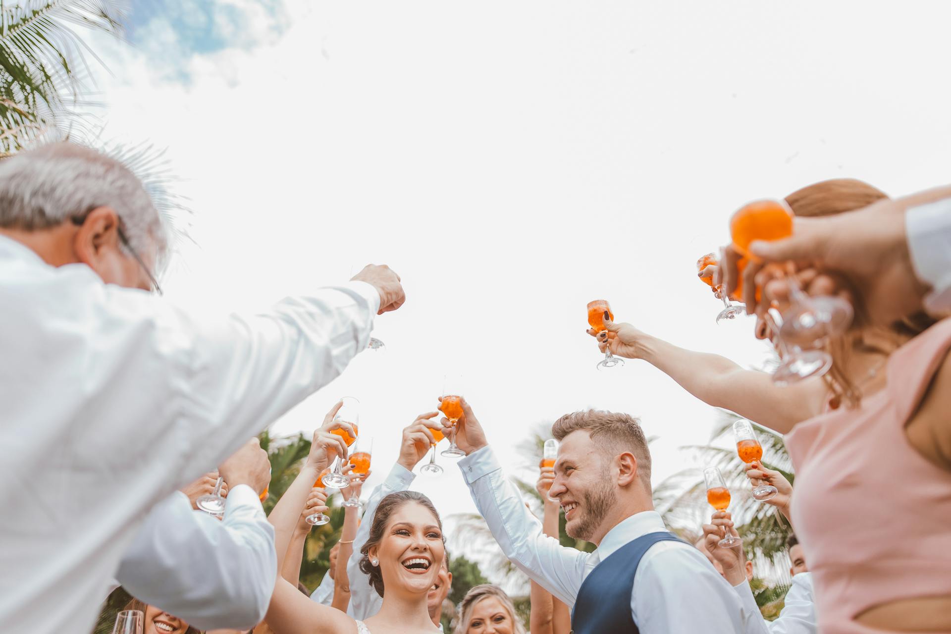 Gente brindando con sus bebidas en una boda | Fuente: Pexels