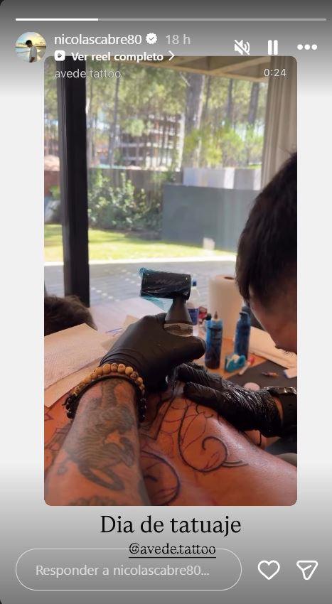 El tatuador trabaja sobre la espalda de Nicolás Cabré | Fuente: Instagram/nicolascabre80