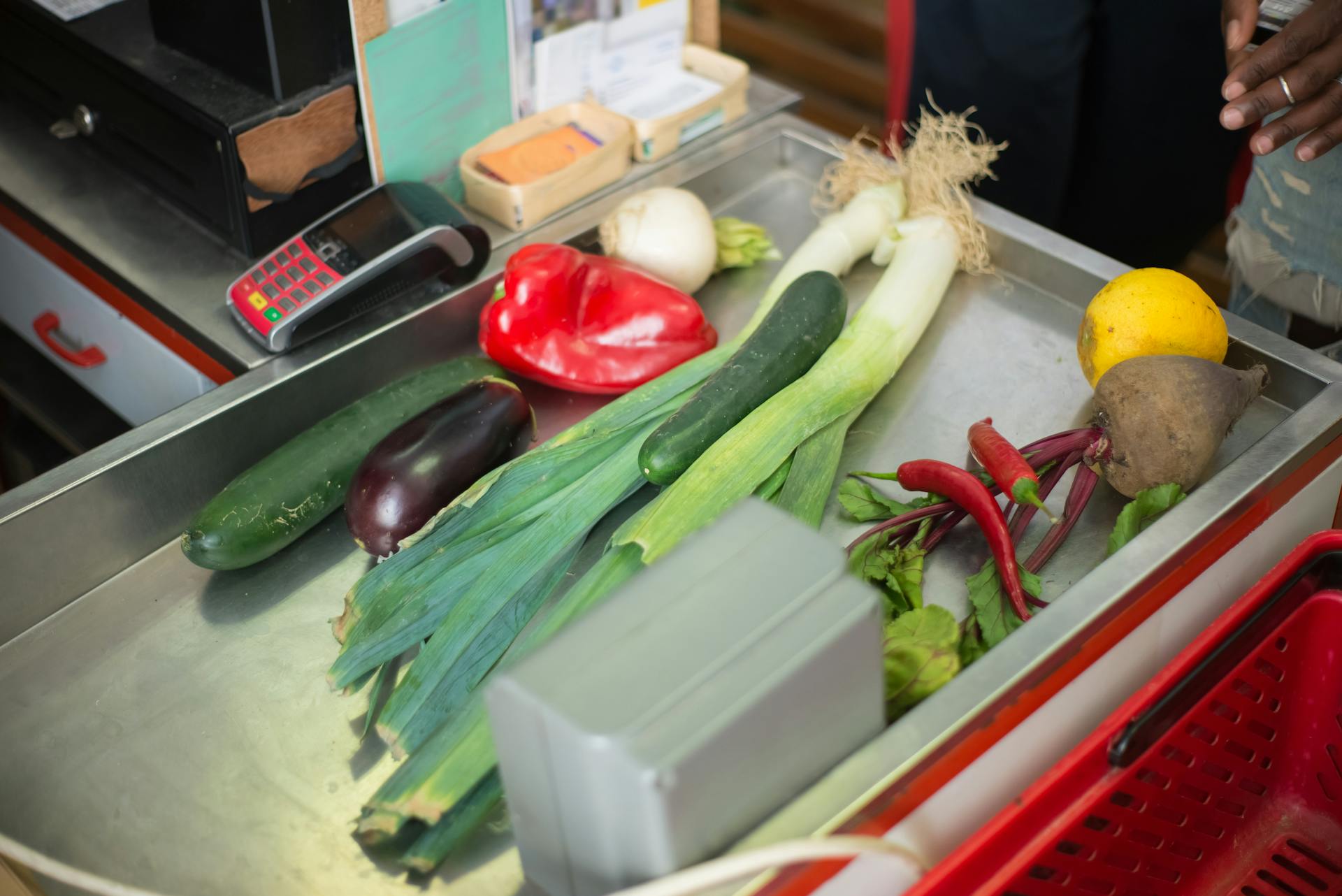 Verduras en el mostrador de un supermercado | Fuente: Pexels