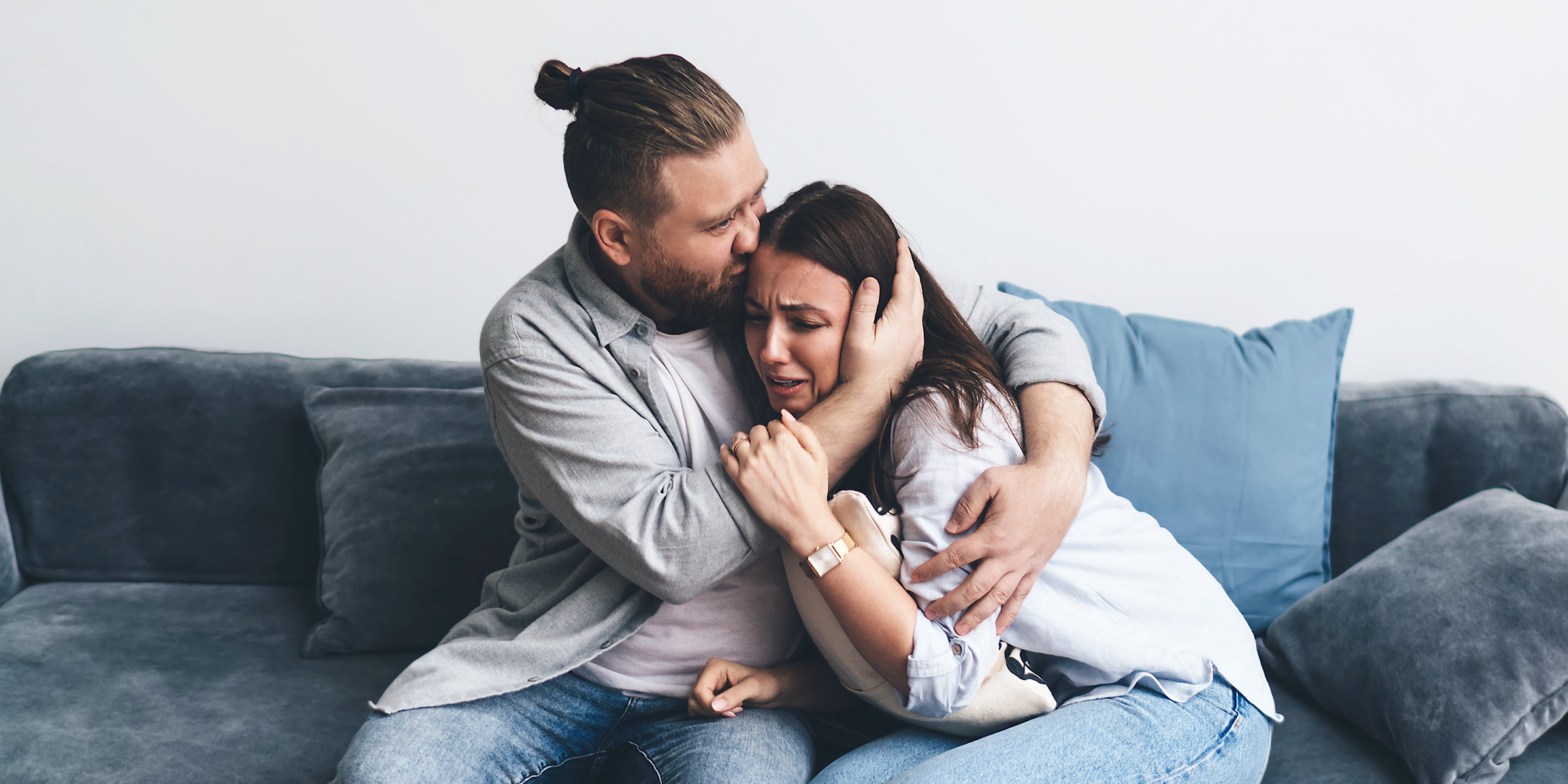 Un hombre consuela a una mujer | Fuente: Shutterstock