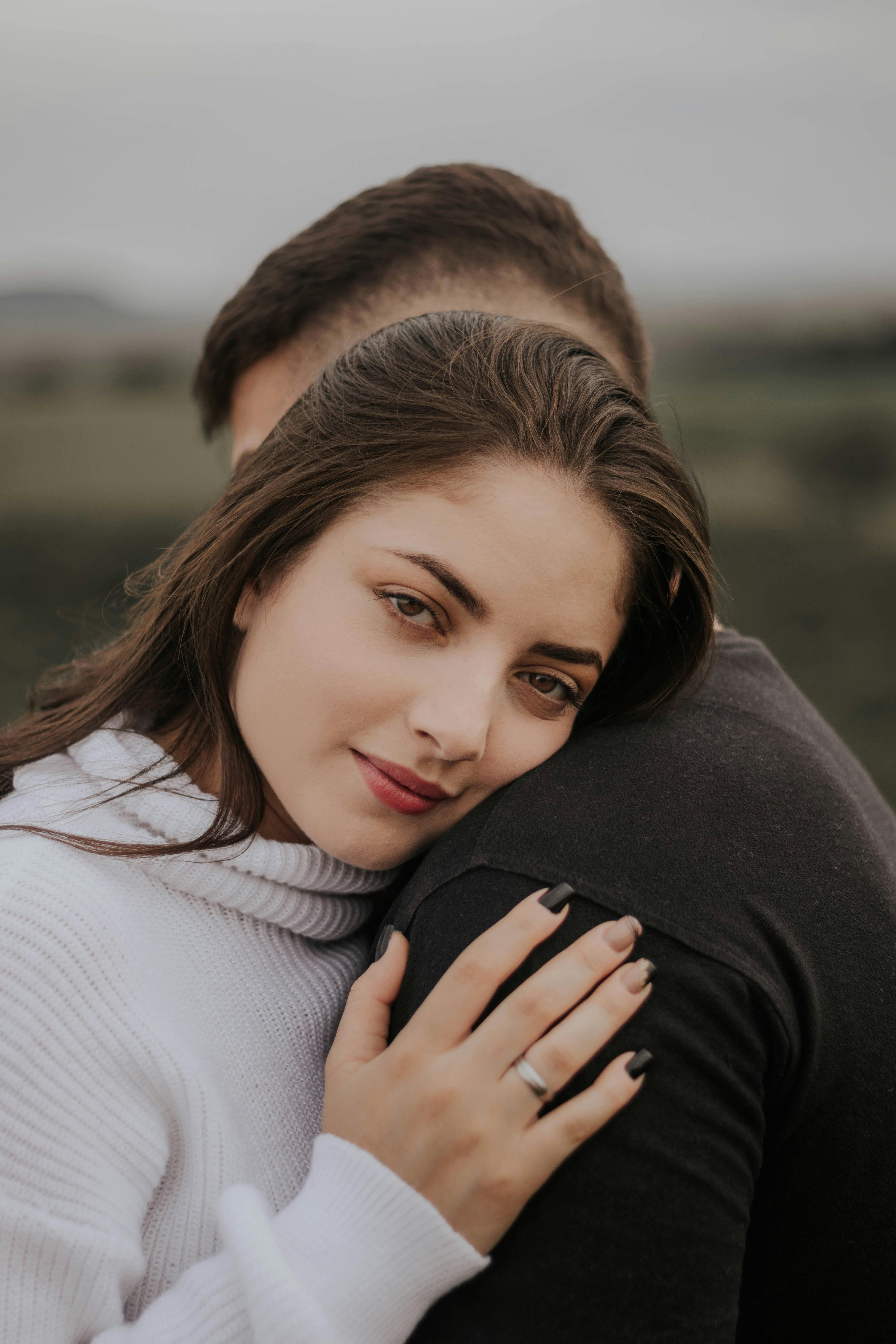 Una mujer recibe un abrazo de un hombre | Fuente: Pexels