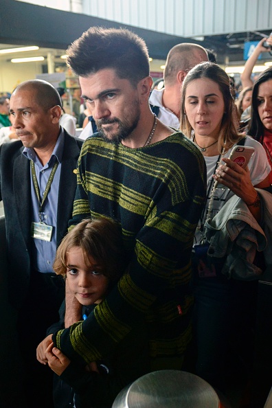 El cantante colombiano Juanes (centro) y su hijo Dante ingresan al metro como parte del lanzamiento de su nuevo álbum "Mis planes son amarte" en Medellín, Colombia, el 9 de mayo de 2017 | Fuente: Getty Images