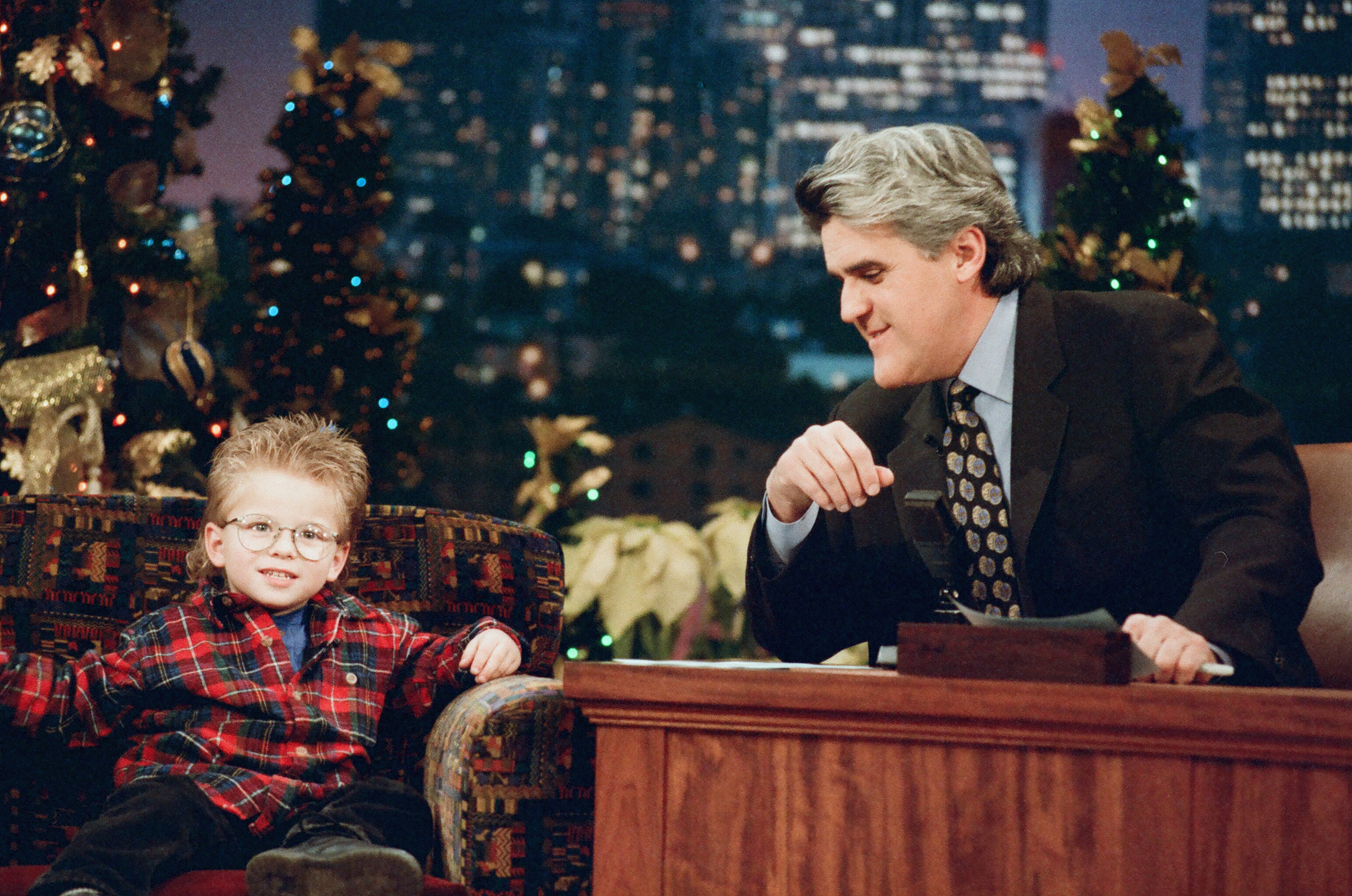 Jonathan Lipnicki en "The Tonight Show with Jay Leno" el 26 de diciembre de 1996. | Fuente: Getty Images