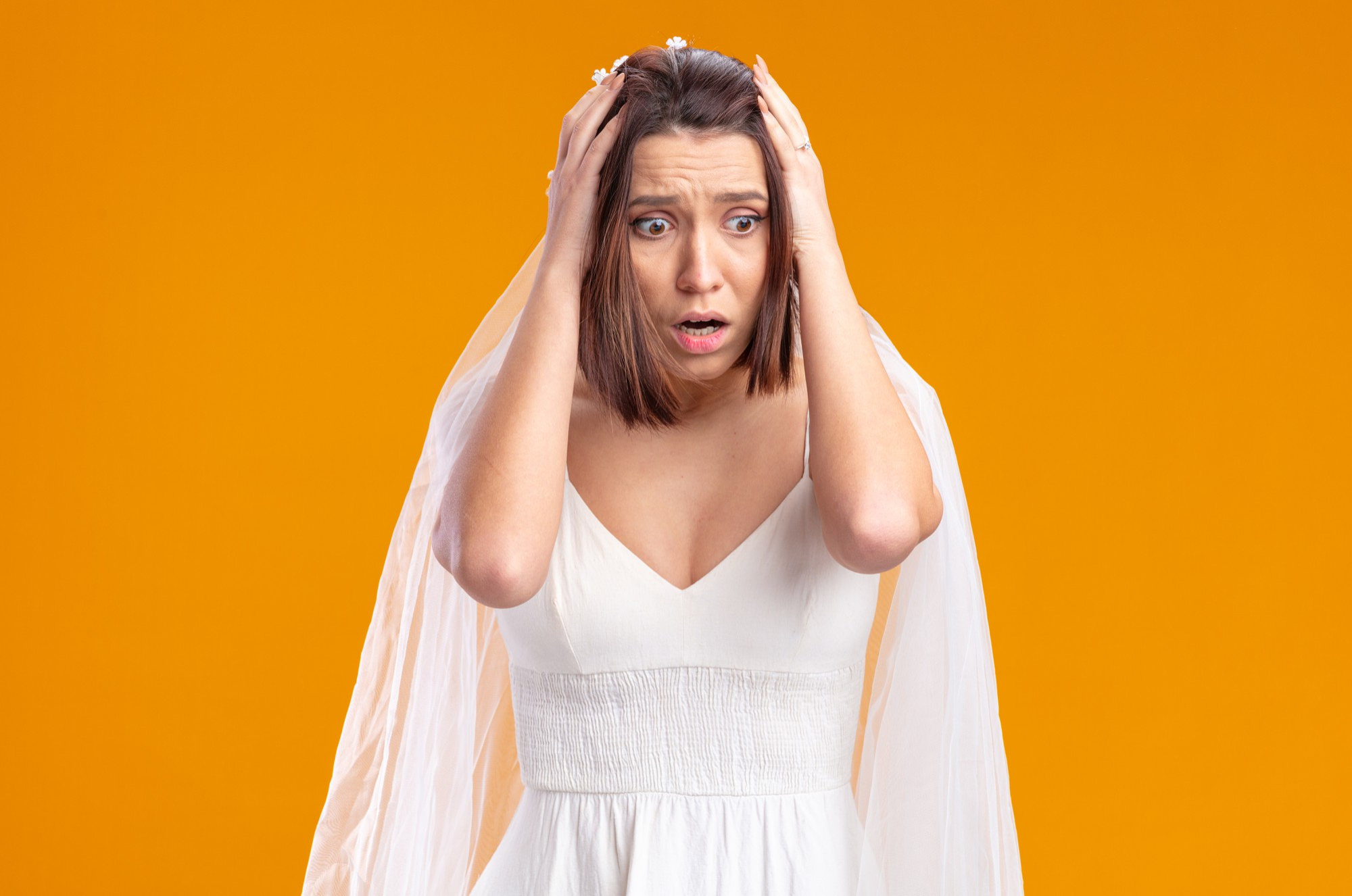 Una novia conmocionada y disgustada | Fuente: Freepik