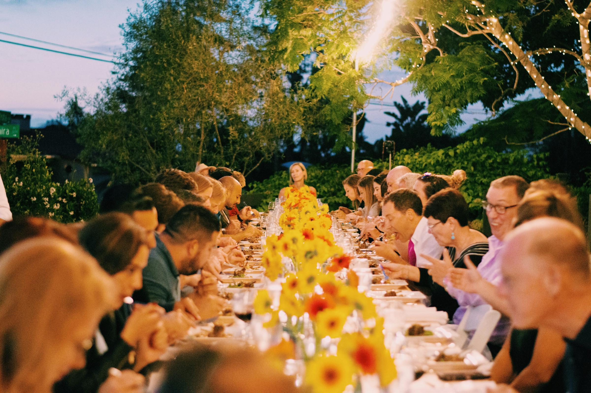 Invitados a una cena de ensayo | Fuente: Unsplash
