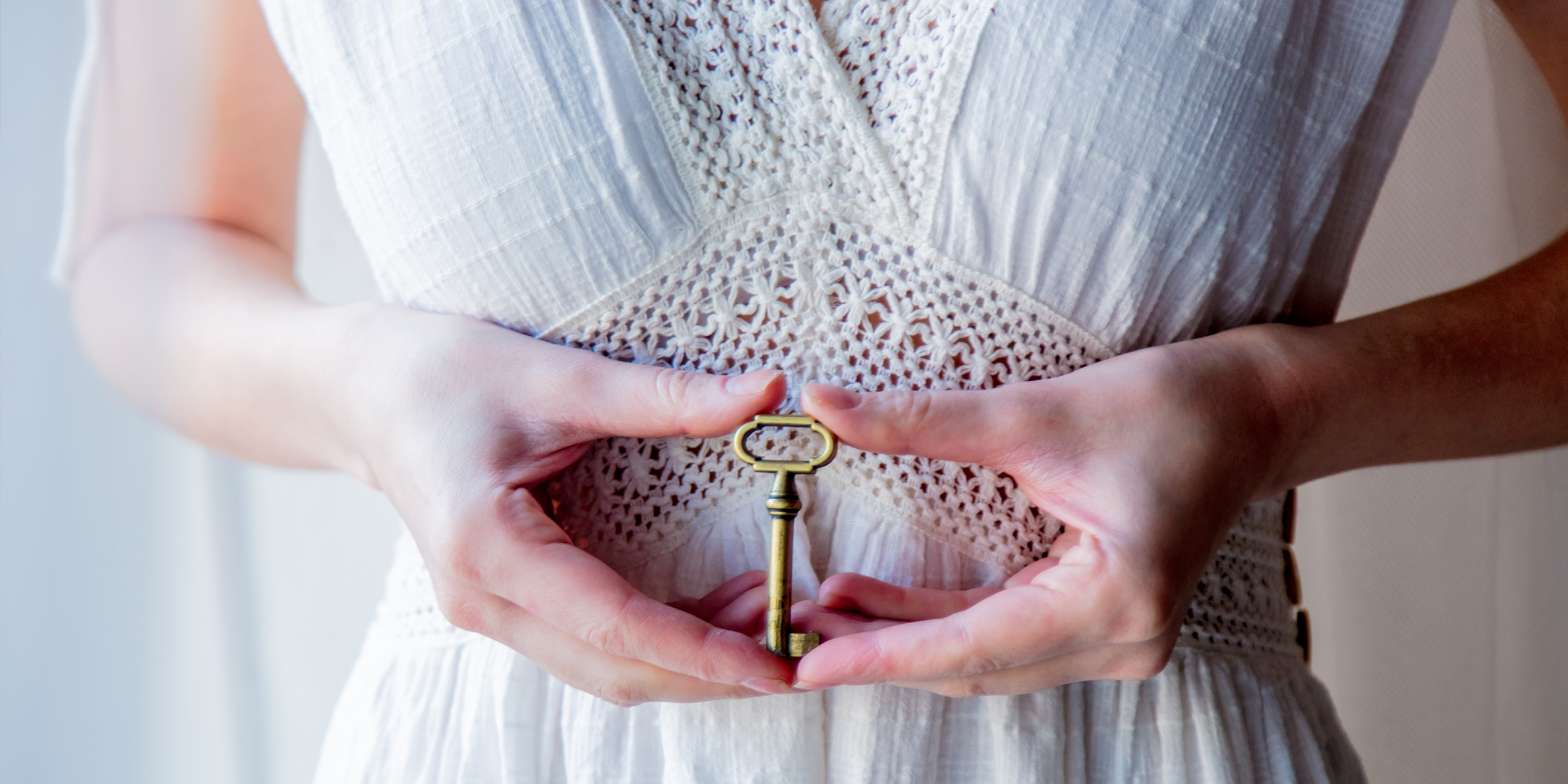 Mujer sosteniendo una vieja llave en sus manos | Fuente: Shutterstock