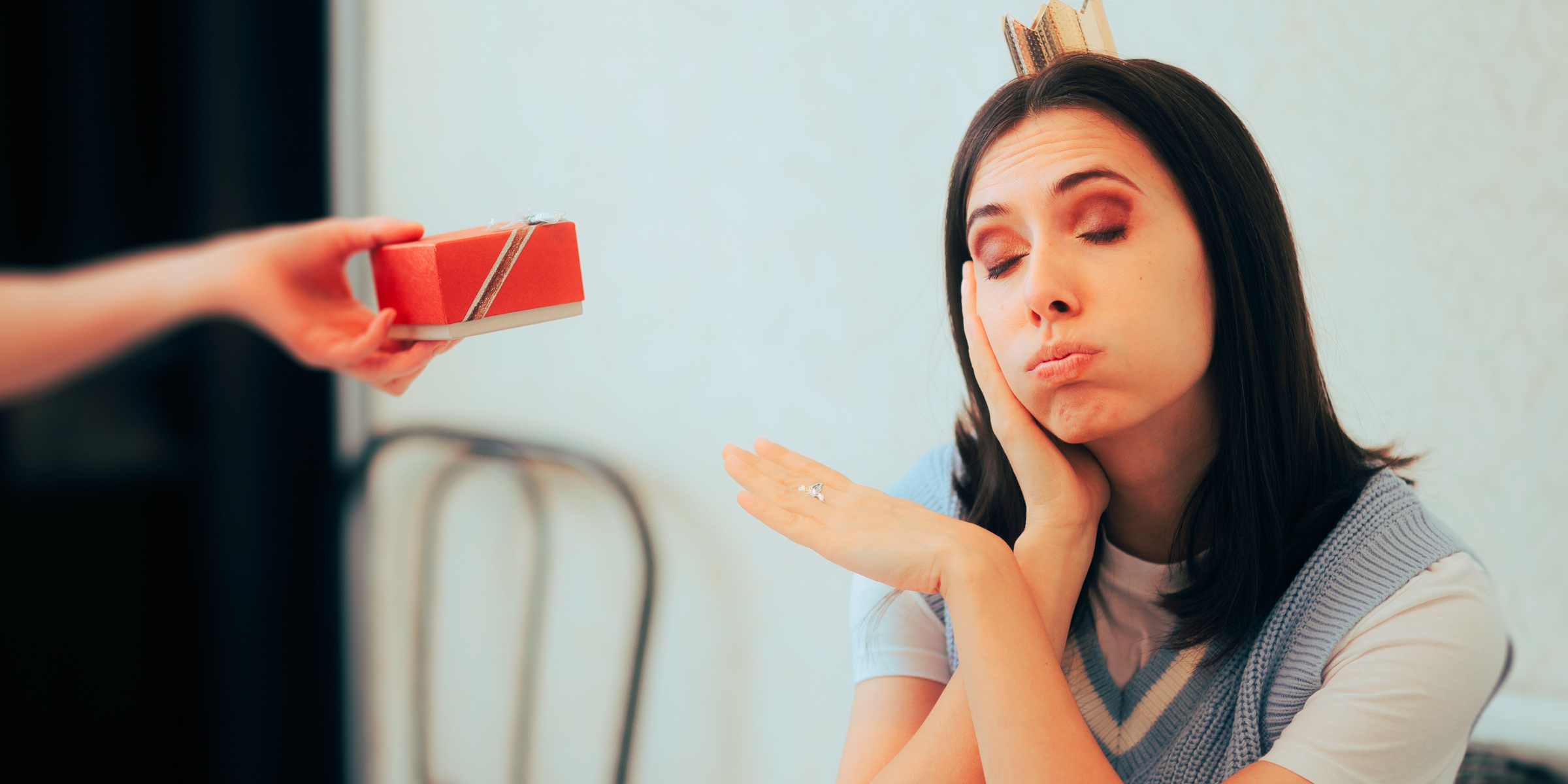 Una mujer rechaza un regalo | Fuente: Shutterstock