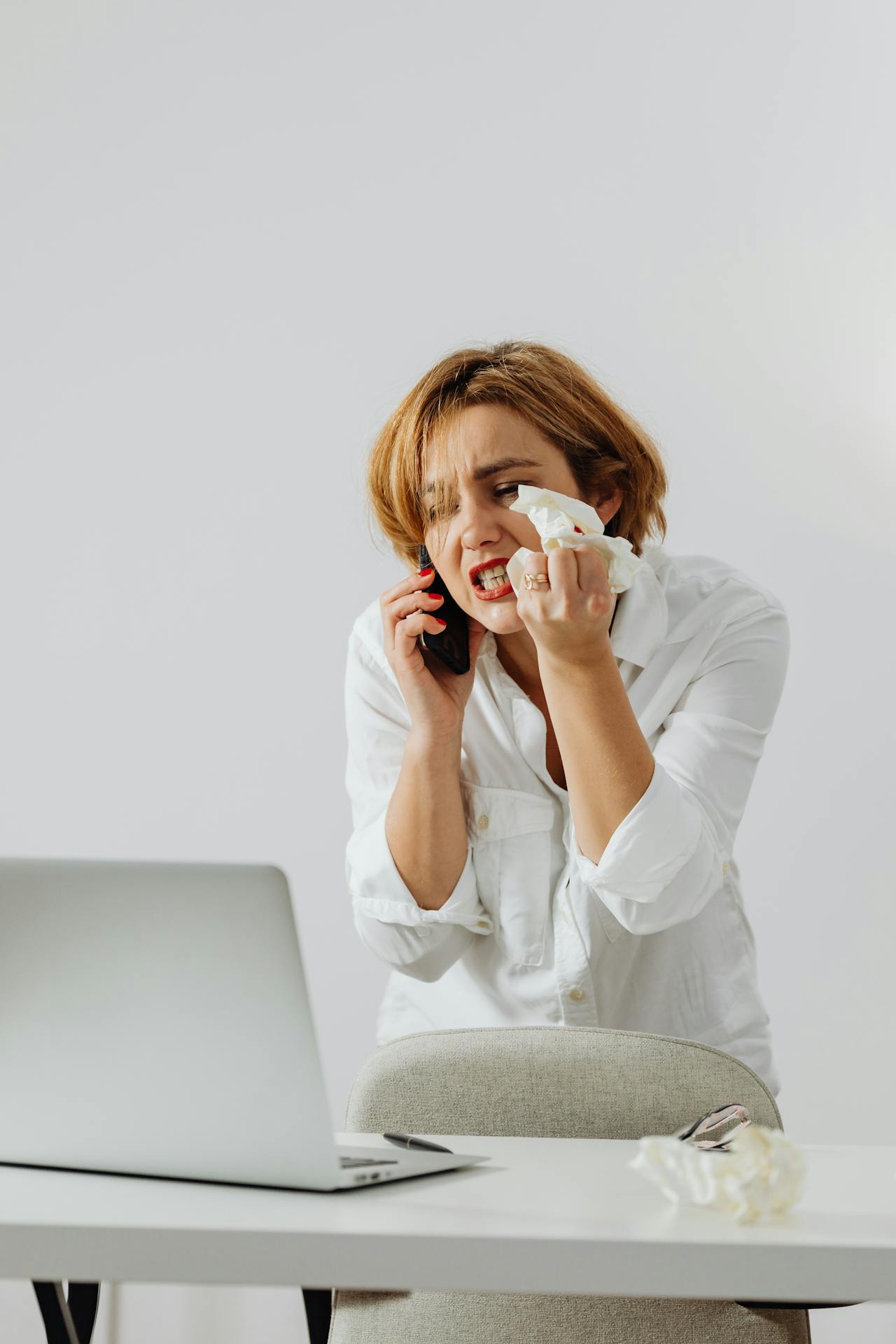 Una mujer enfadada hablando por teléfono | Fuente: Pexels