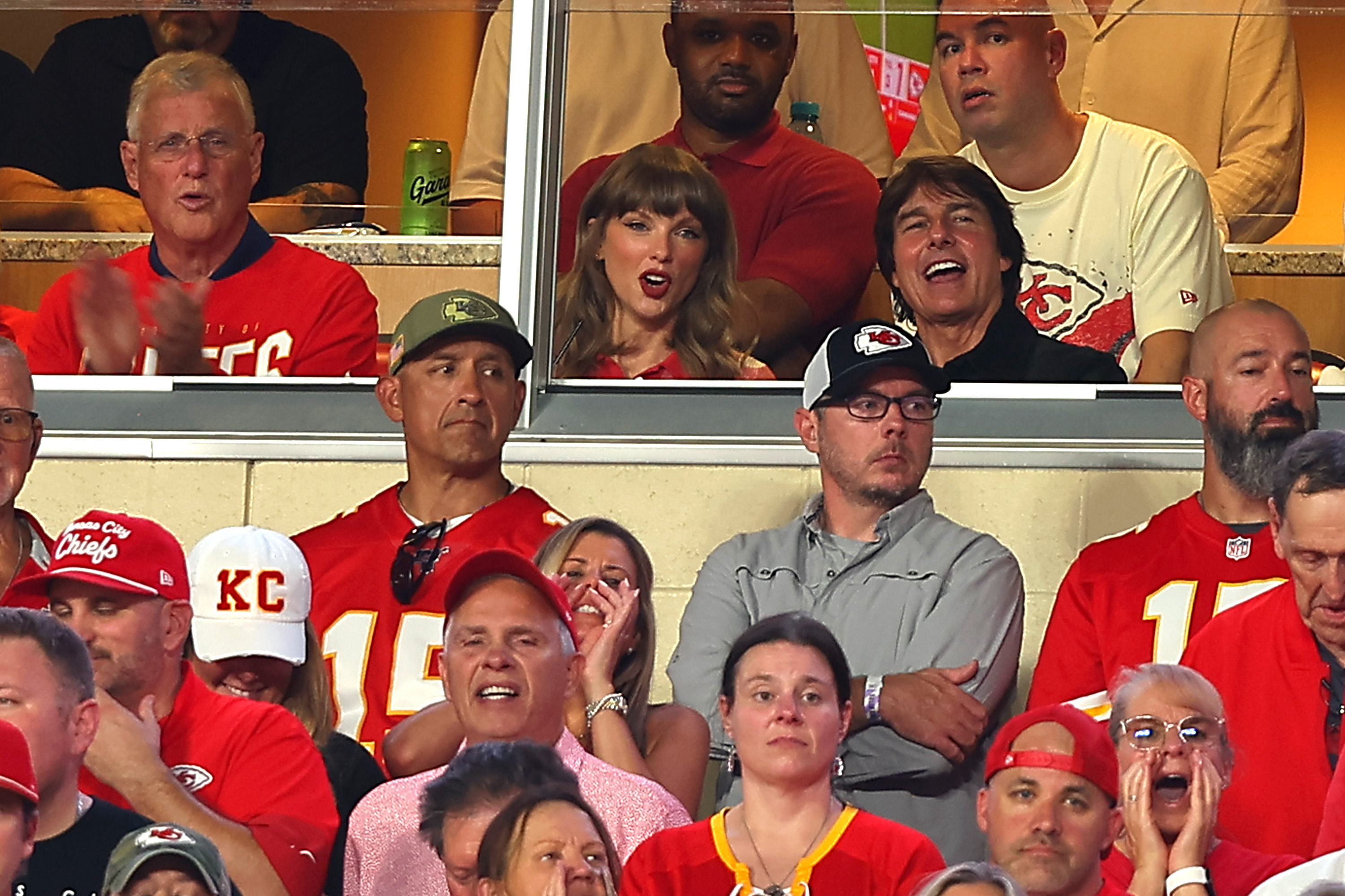 Taylor Swift y el actor Tom Cruise ven el partido entre los Kansas City Chiefs y los Denver Broncos desde un palco del Arrowhead Stadium el 14 de septiembre de 2026, en Kansas City, Misuri. | Foto de David Eulitt/Getty Images