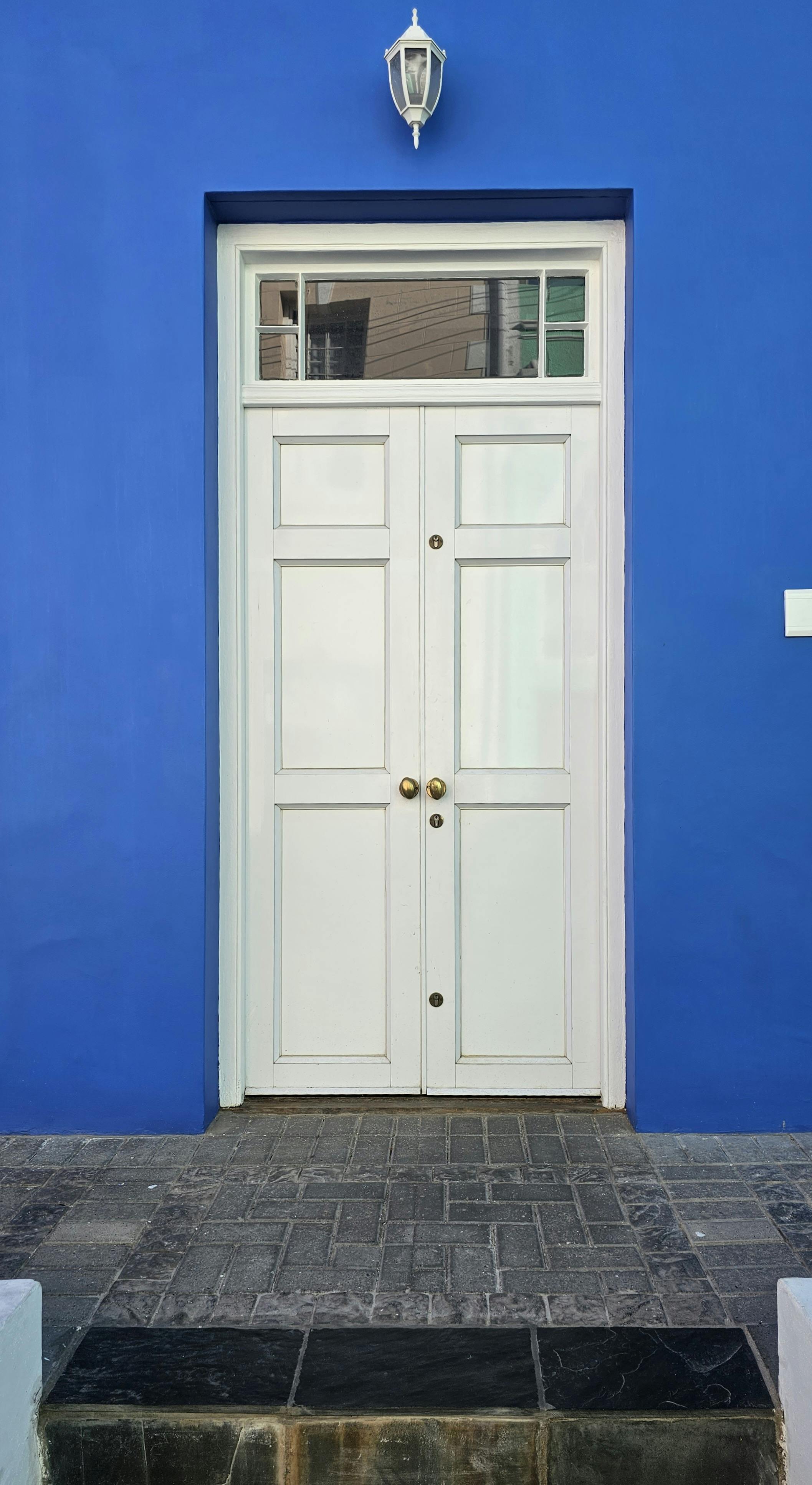 Una puerta de entrada cerrada | Fuente: Pexels