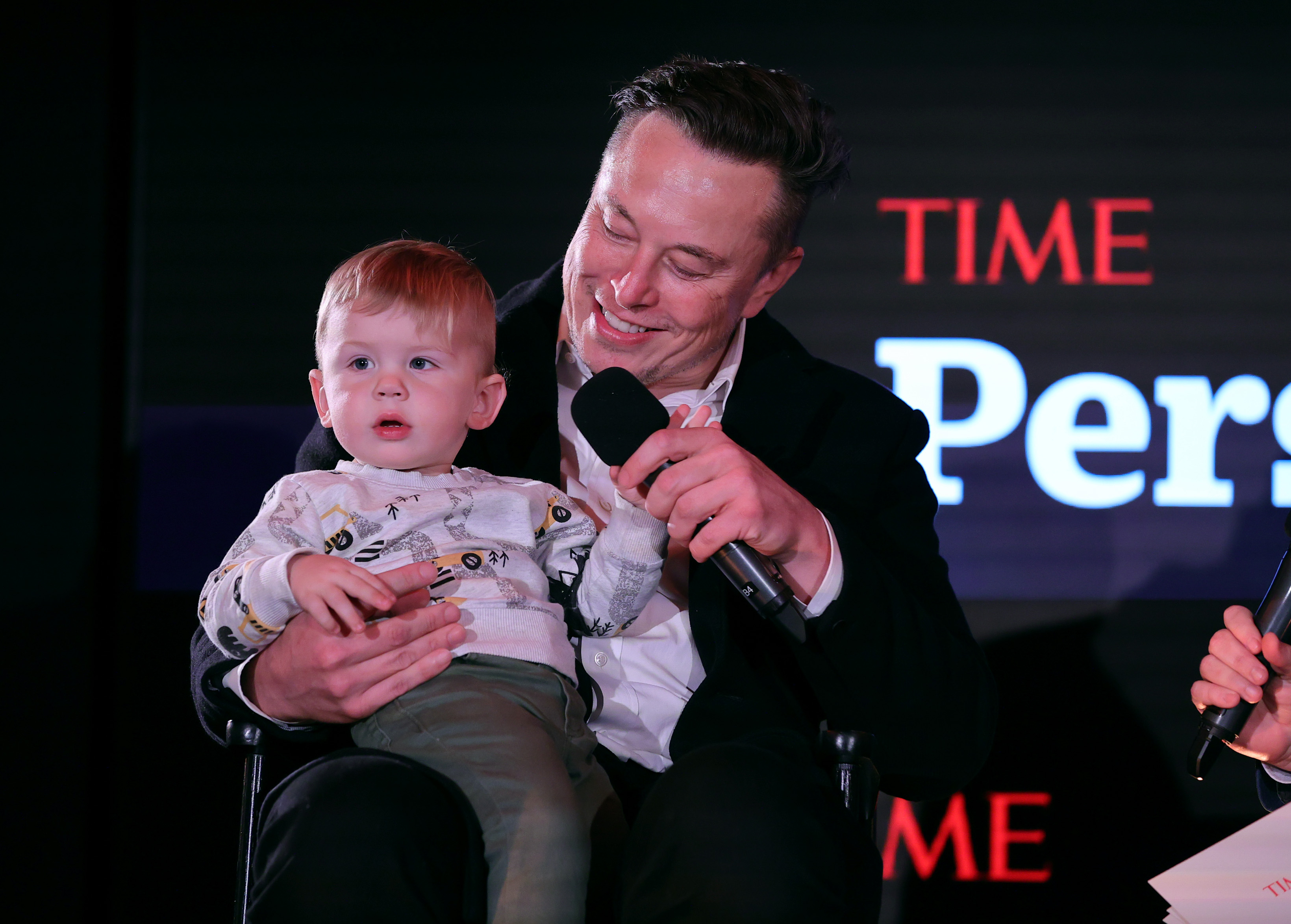 Elon Musk y su hijo X Æ A-12 en el escenario, el 13 de diciembre de 2021, en Nueva York | Fuente: Getty Images