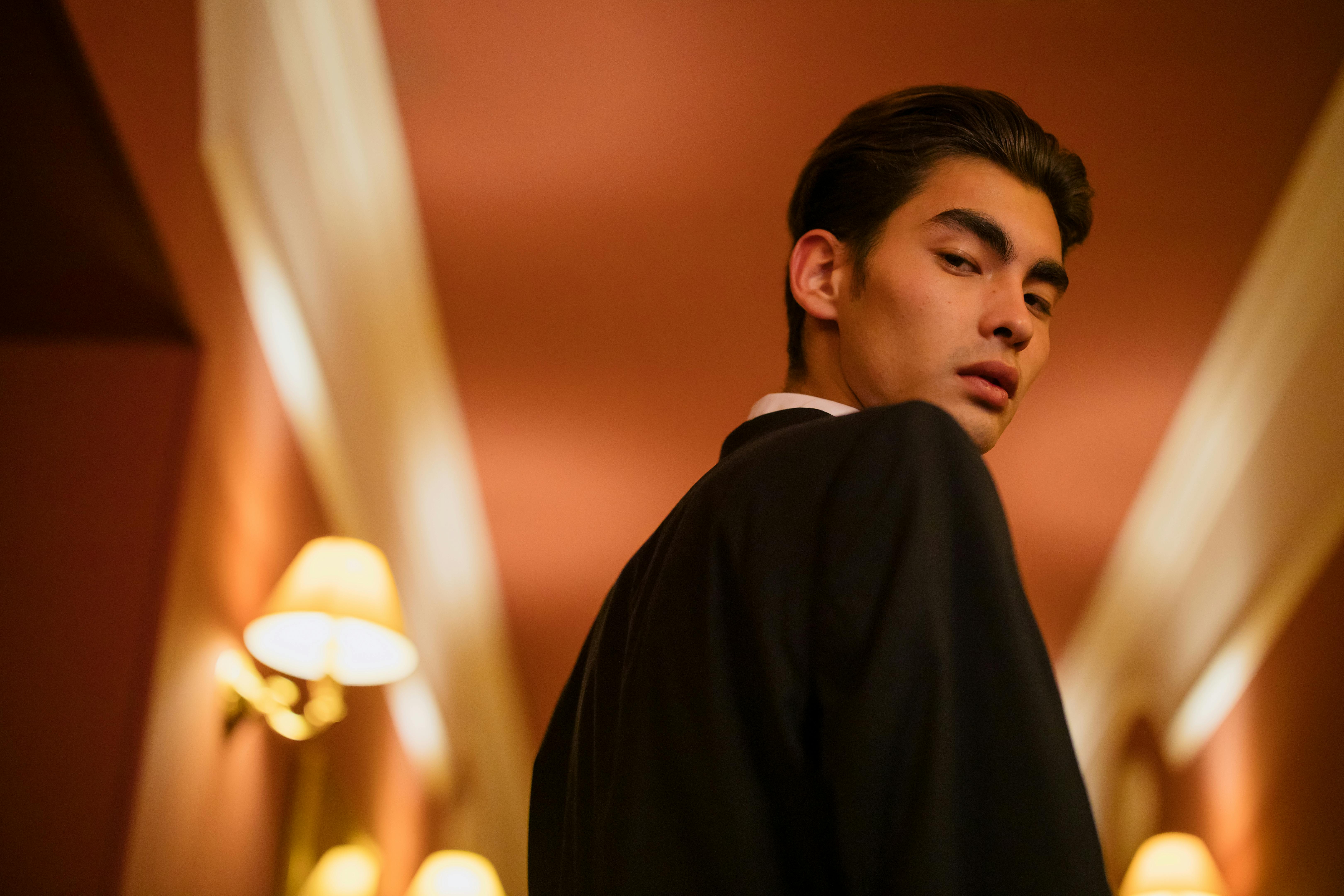 Un hombre trajeado mirando a la cámara | Fuente: Pexels