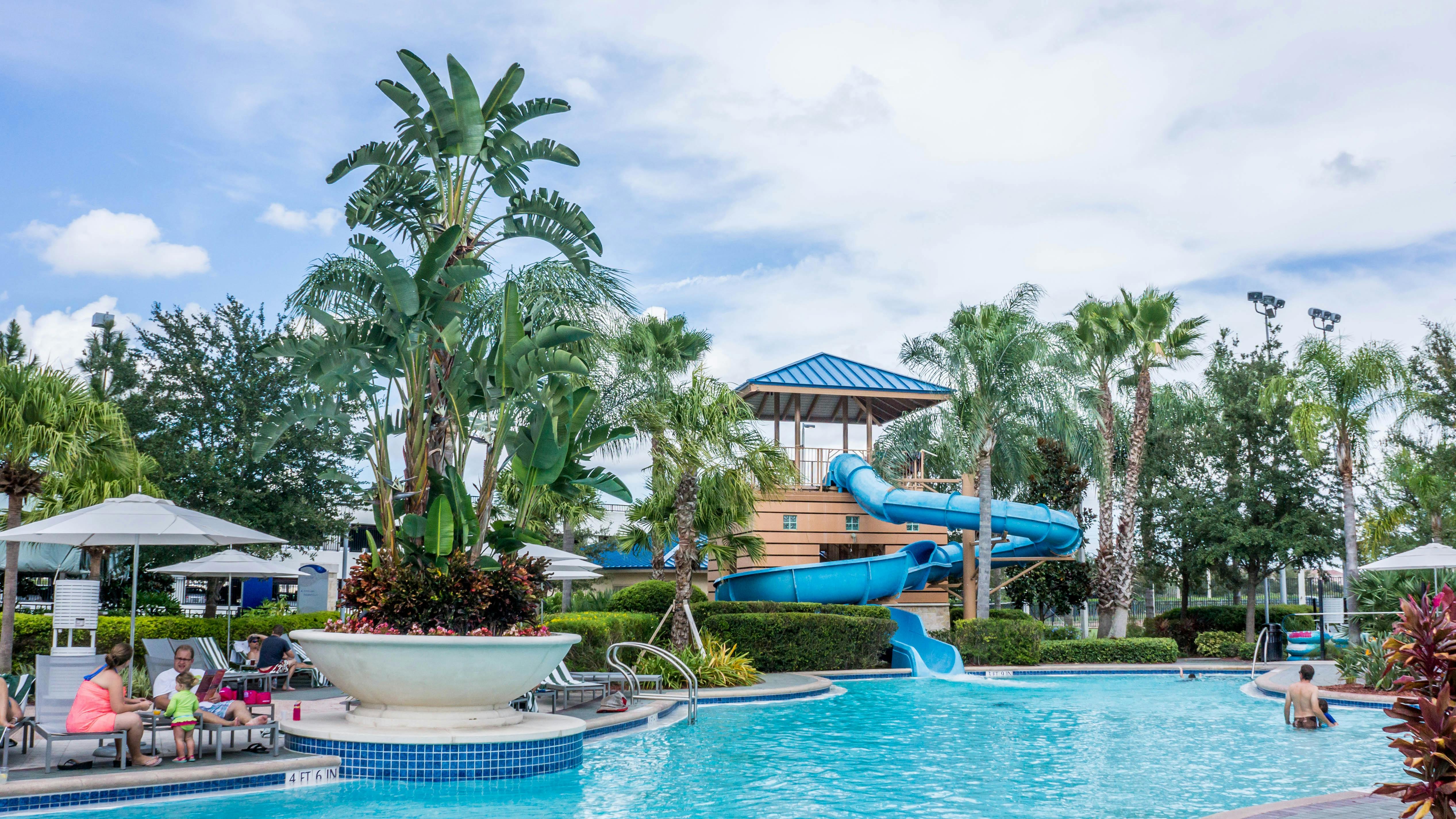 Una piscina en un parque de atracciones | Fuente: Pexels
