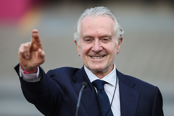 El coordinador nacional Santiago Creel, de la coalición "Fuerza y Corazón por México", hace un gesto durante el primer debate presidencial en la sede del INE el 7 de abril de 2024 en Ciudad de México, México | Fuente: Getty Images