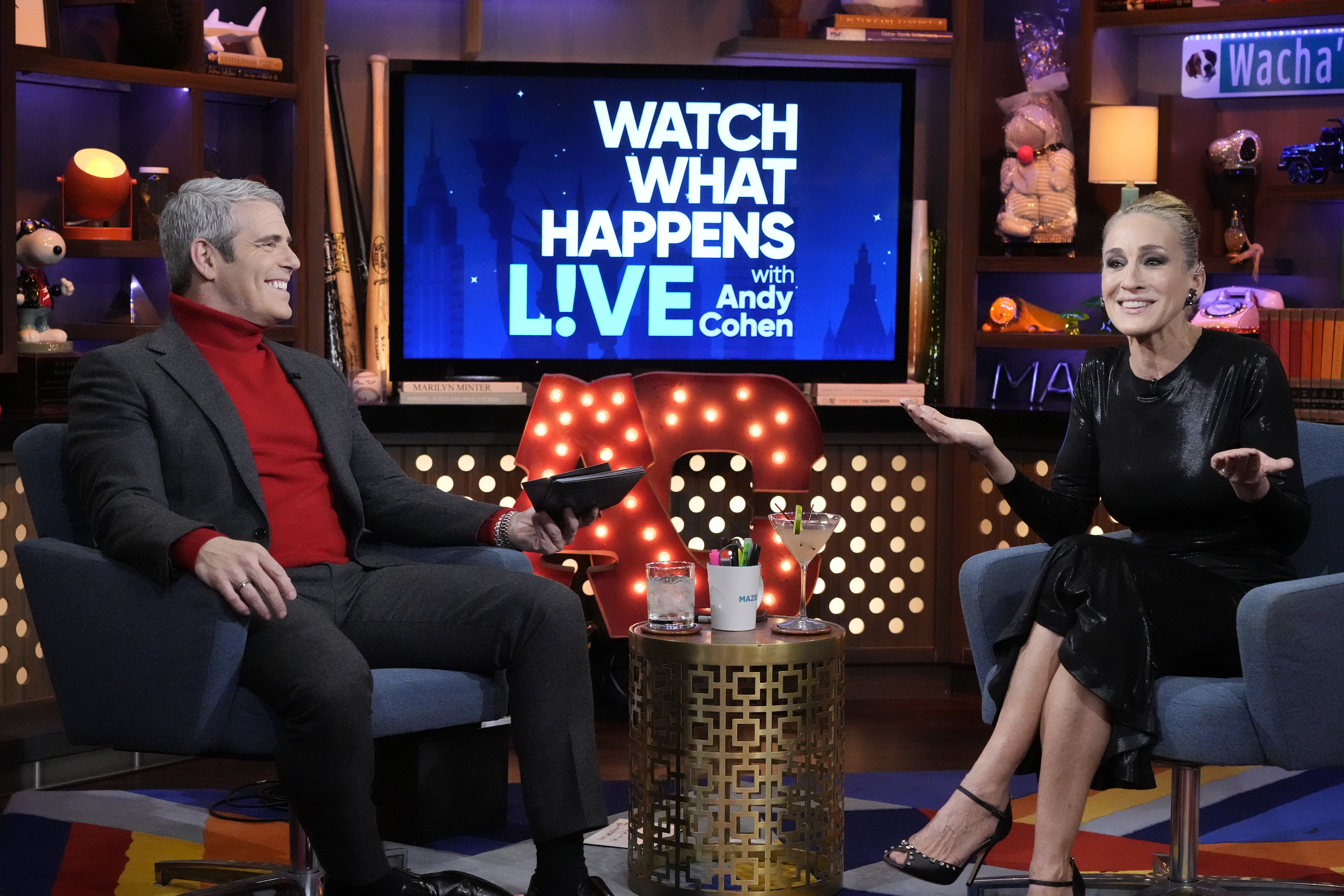 Andy Cohen entrevistando a Sarah Jessica Parker en un episodio de la temporada 19 de "Watch What Happens Live with Andy Cohen" en 2022 | Fuente: Getty Images