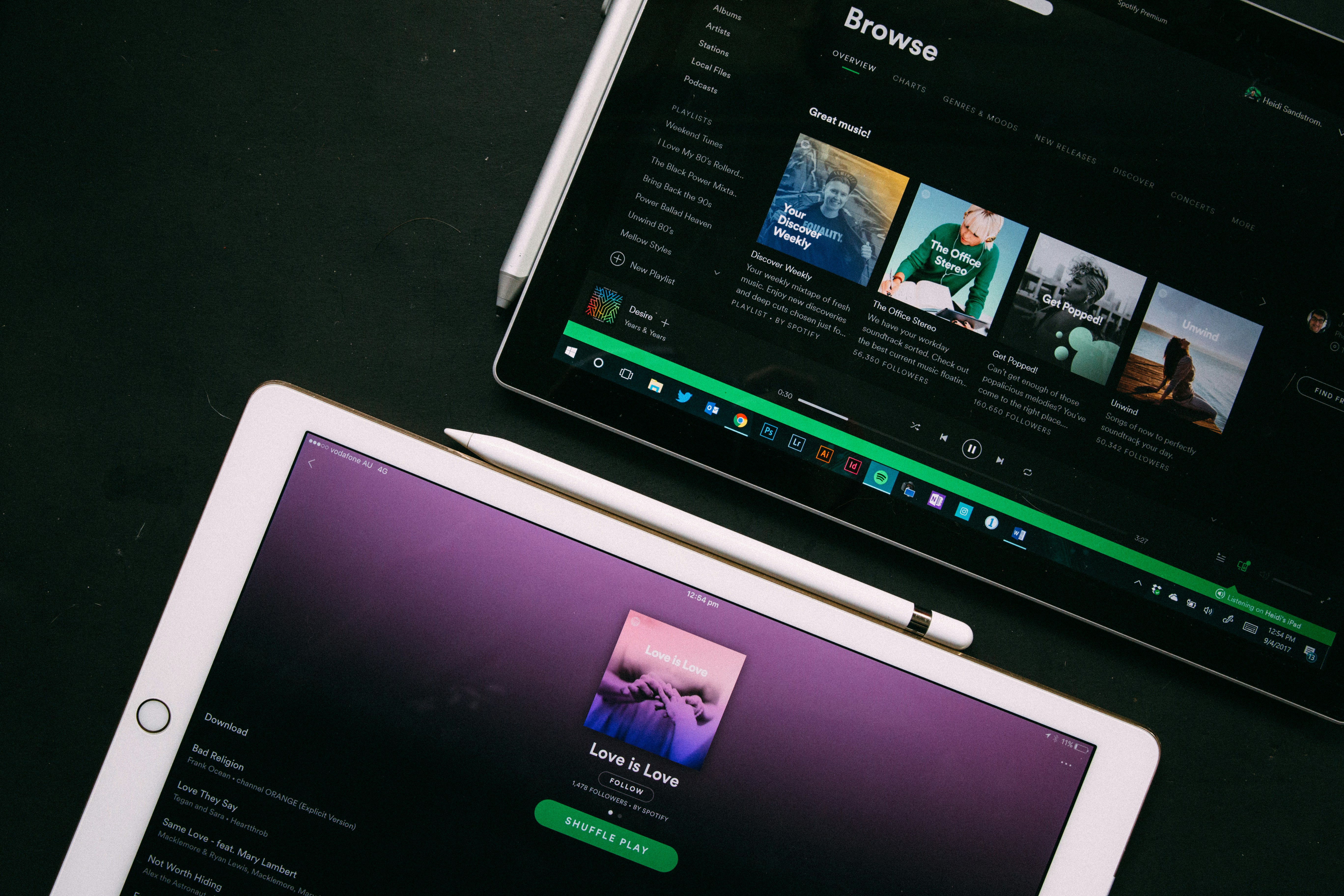 Un iPad abierto a Spotify | Fuente: Unsplash