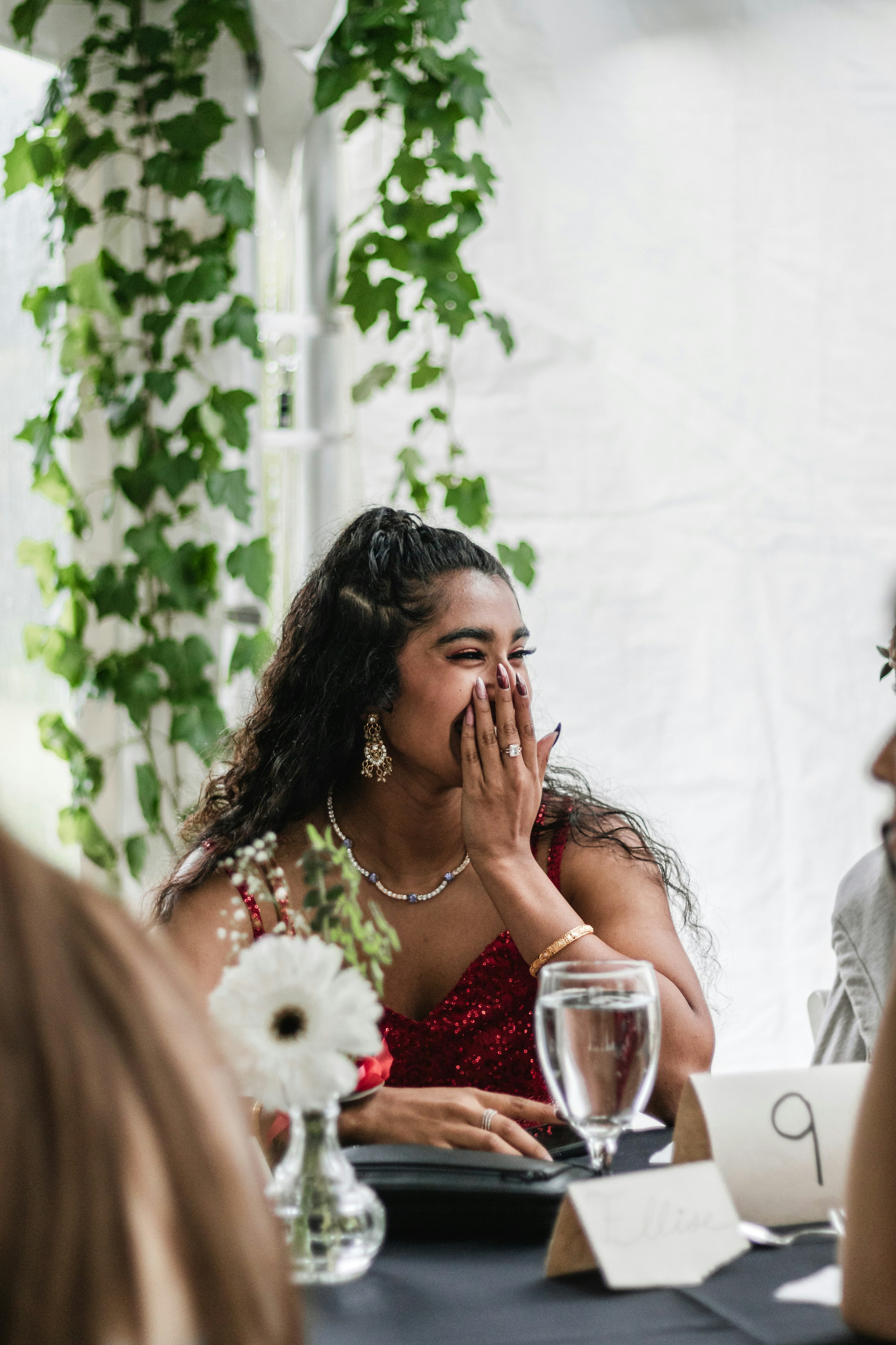Una mujer se tapa la cara mientras se ríe en un evento | Fuente: Unsplash