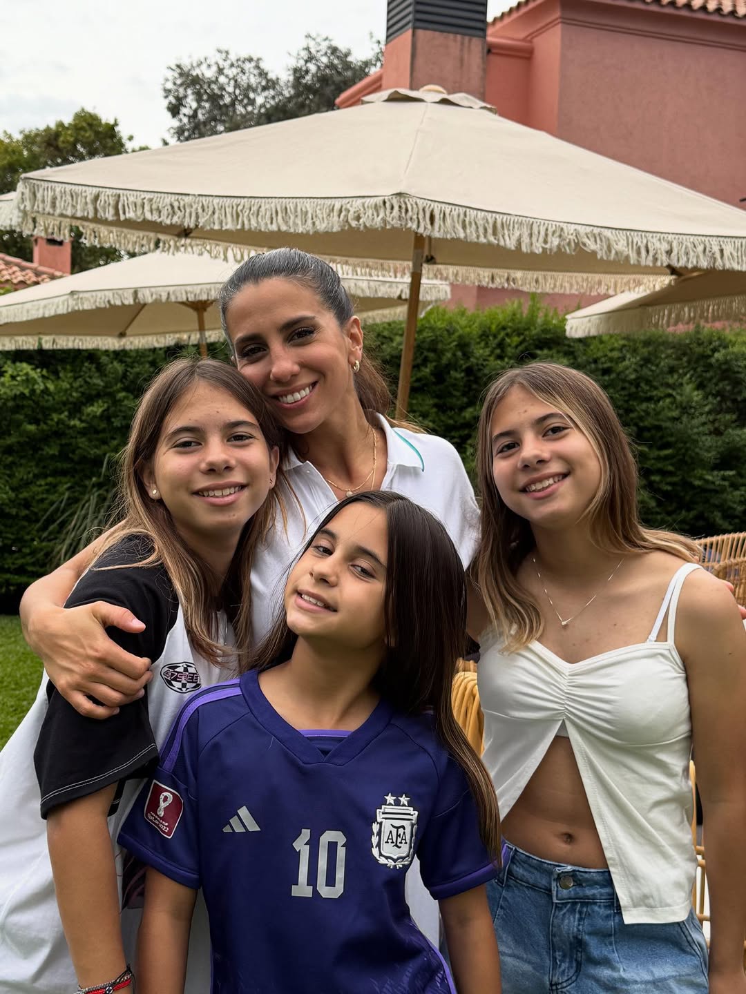 Cinthia Fernández con sus hijas en la celebración de su cumpleaños | Fuente: Instagram/cinthia_fernandez_
