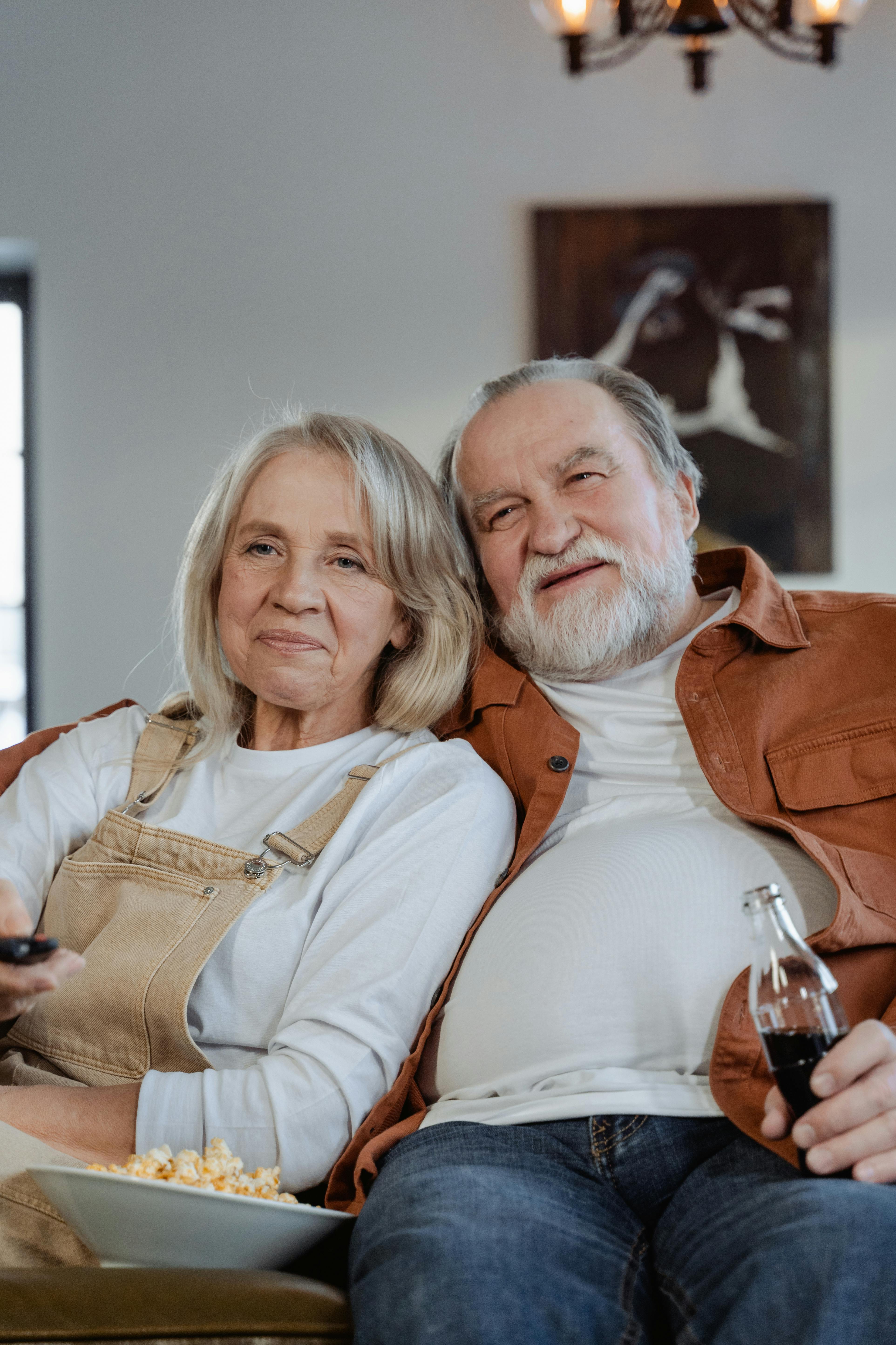 Una sonriente pareja de ancianos | Fuente: Pexels