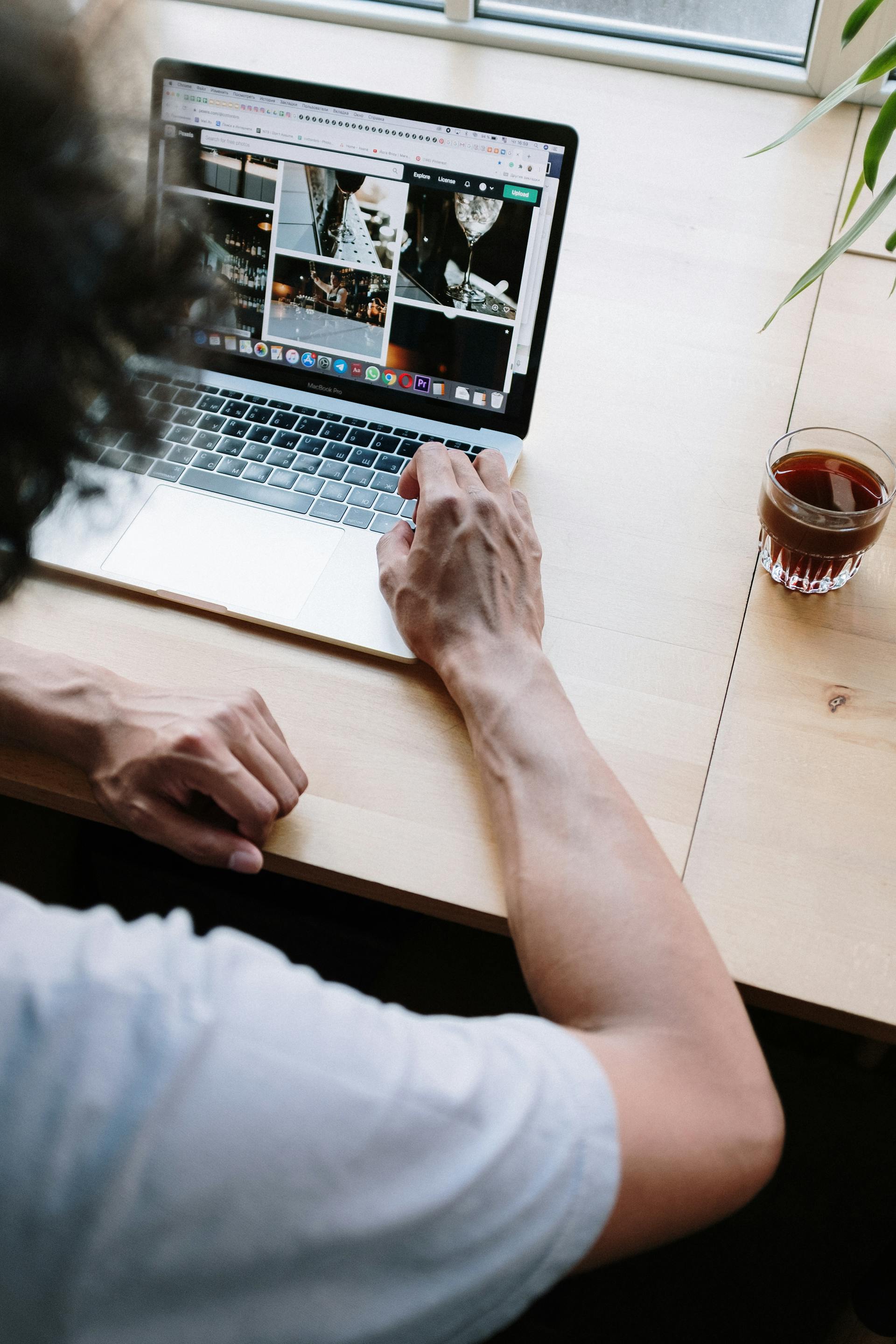 Una persona trabajando en un portátil | Fuente: Pexels