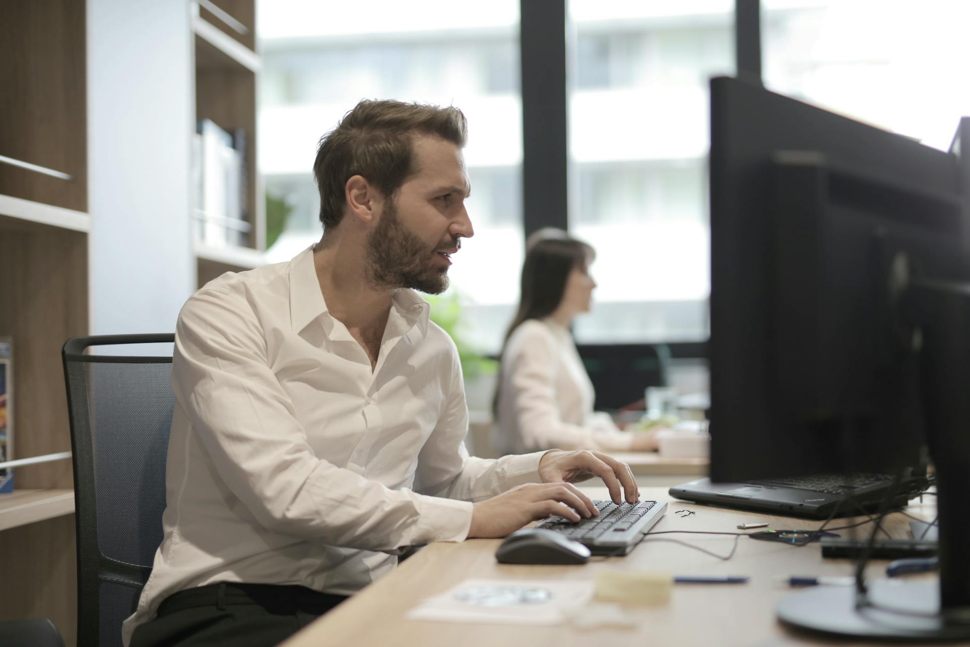 Un hombre trabajando en la oficina | Fuente: Pexels