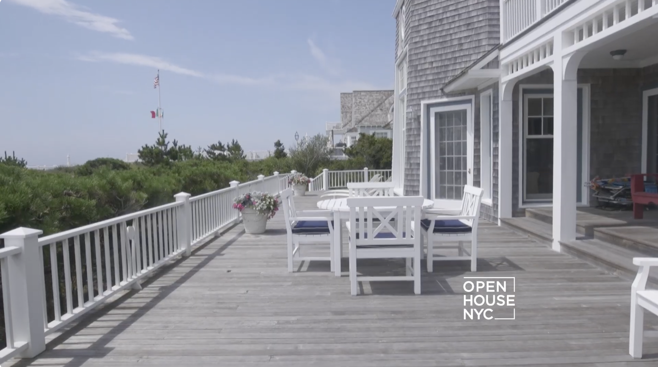 El patio de Susan Lucci y Helmut Huber en su casa de Long Island, Nueva York. | Fuente: YouTube/OpenHouseTV