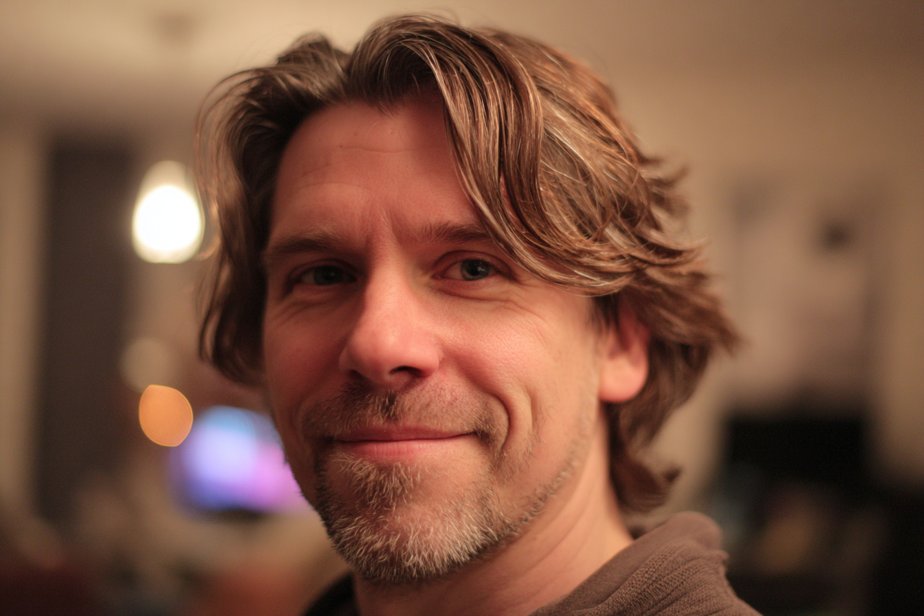 Un hombre sonriendo | Fuente: Midjourney