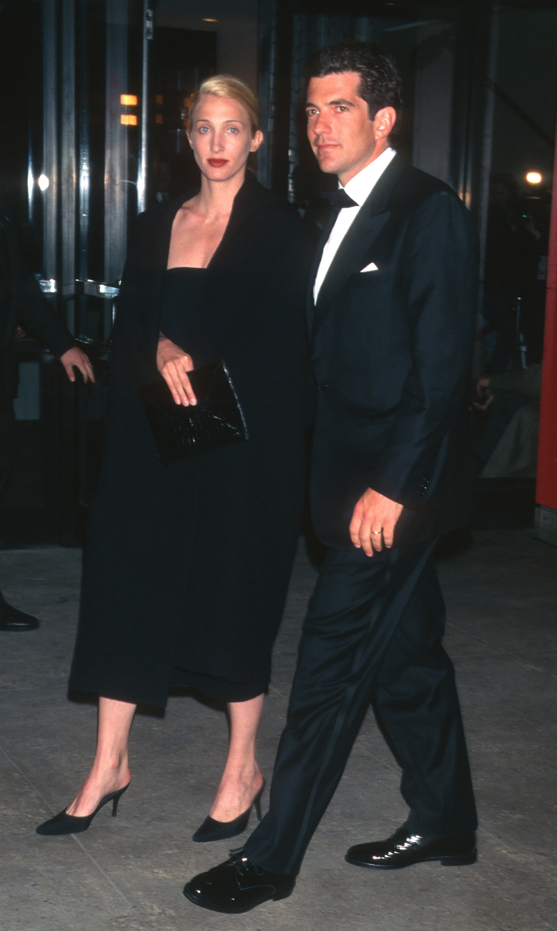 Carolyn Bessette y John F. Kennedy Jr. en la entrega de la Medalla Jacqueline Kennedy Onassis de la Sociedad Municipal de Arte, el 6 de abril de 1998, en Nueva York | Fuente: Getty Images