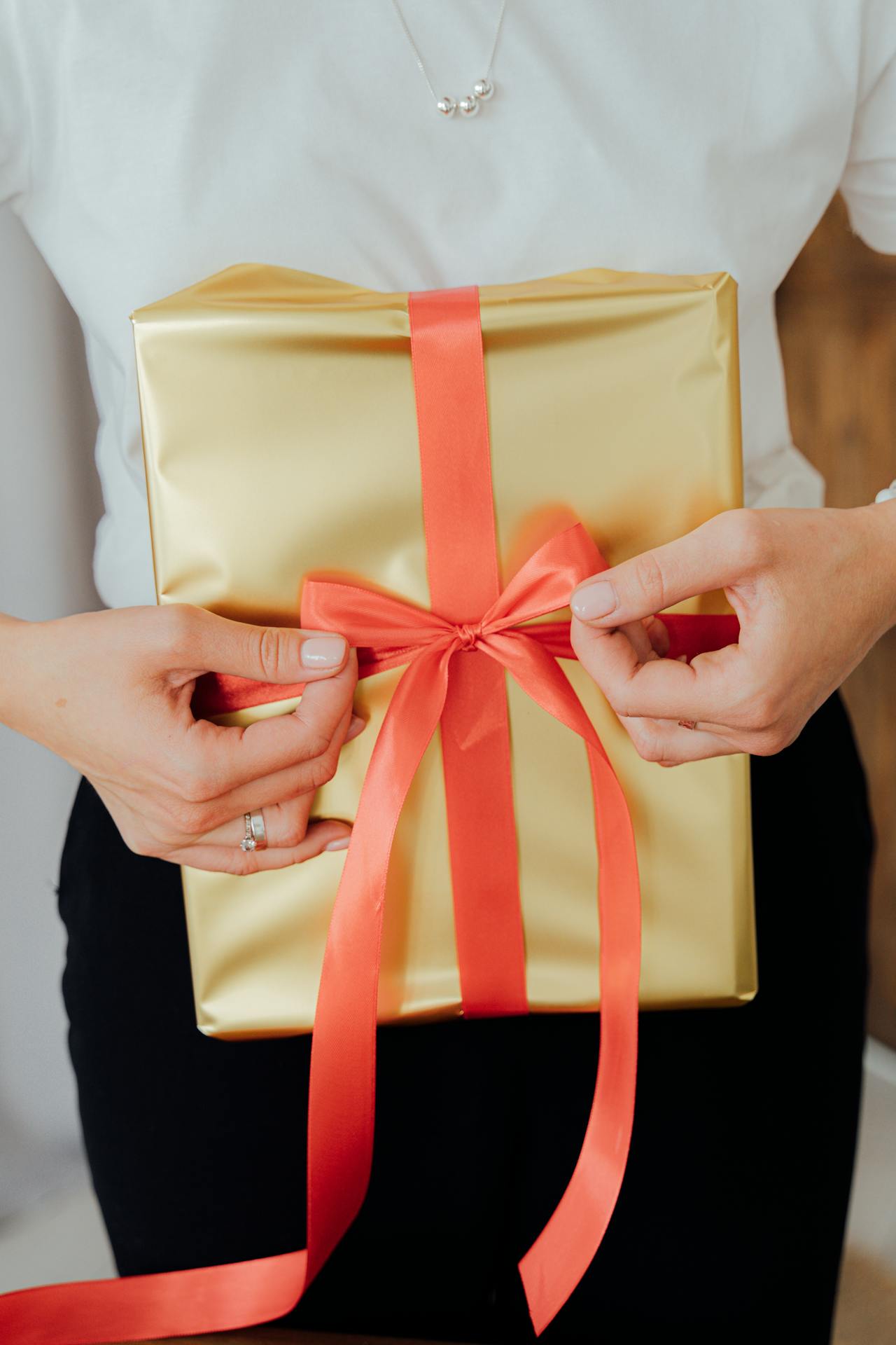 Una mujer sosteniendo una caja de regalo | Fuente: Pexels